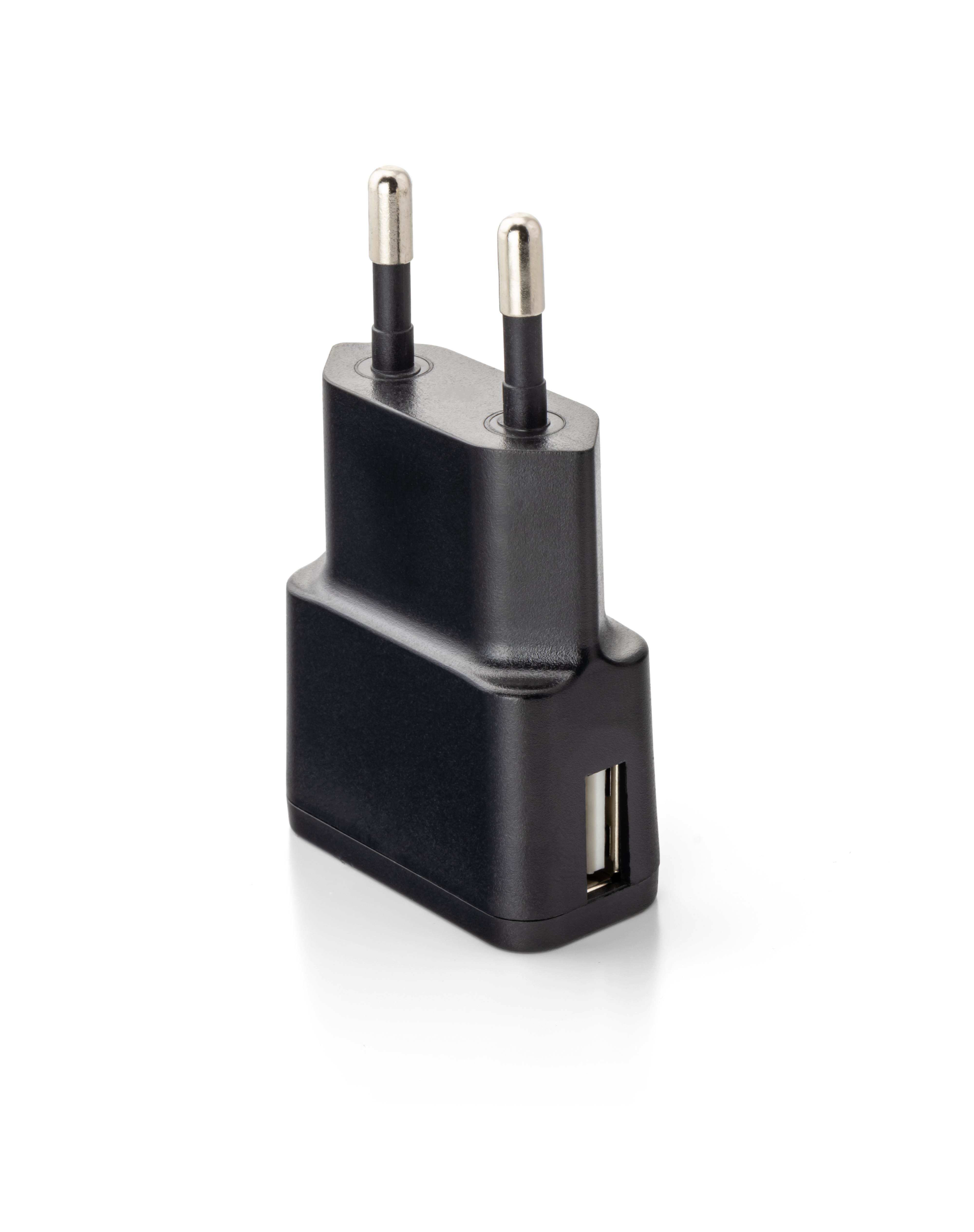 Ein schwarzes USB-Ladegerät mit zwei Pins und einem USB-Anschluss unten, auf weißem Hintergrund.