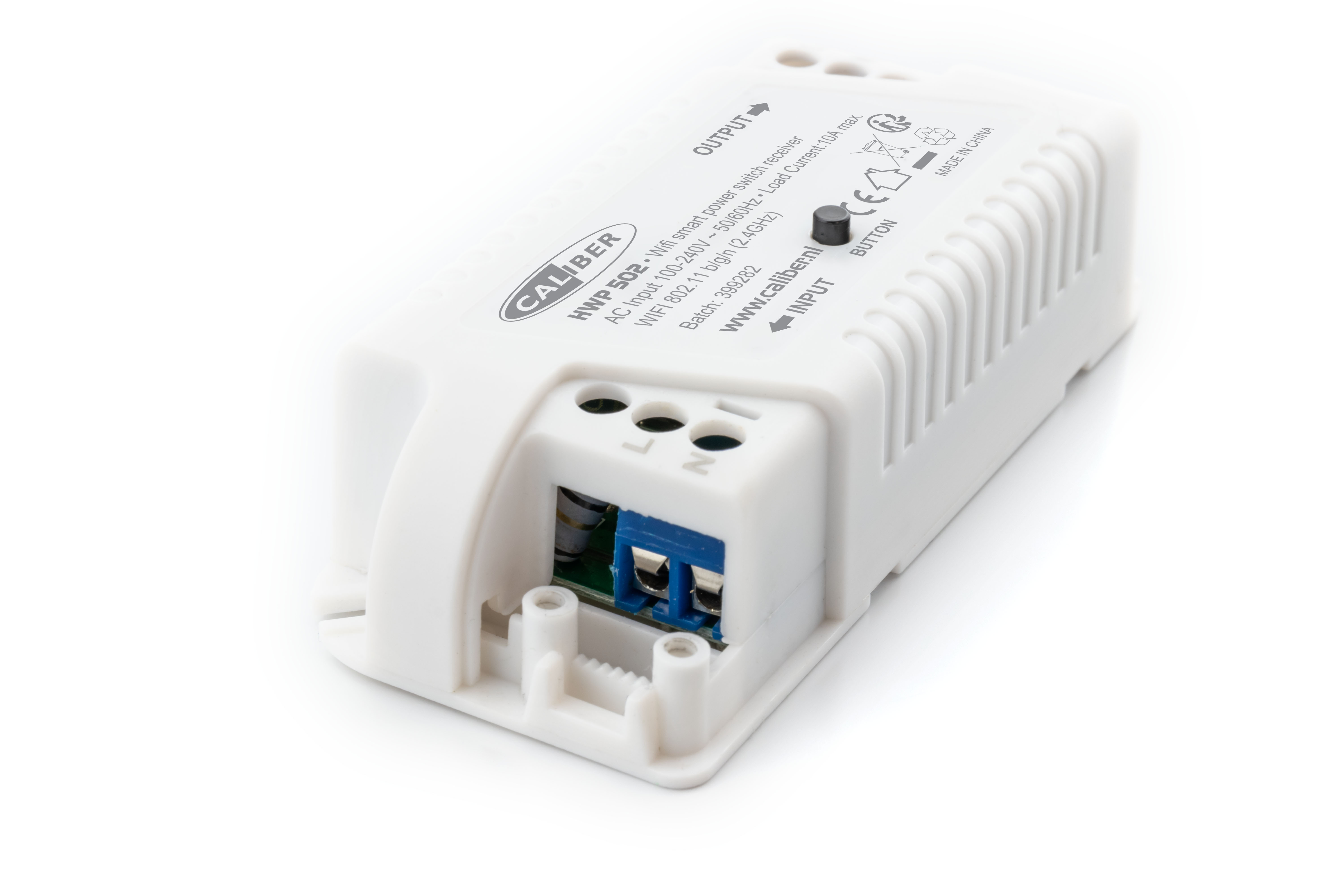 Weißes Netzschaltermodul mit mehreren Anschlüssen und Etiketten, freigestellt auf weißem Hintergrund.