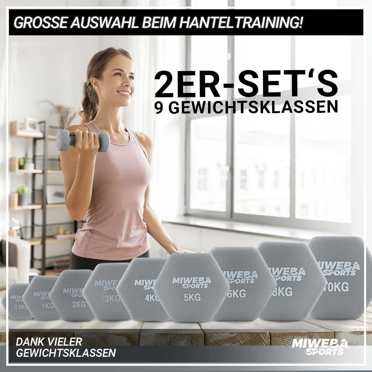 Frau mit Hantel in der Hand im Fitnessstudio. Hanteln unterschiedlichen Gewichts liegen am Boden.