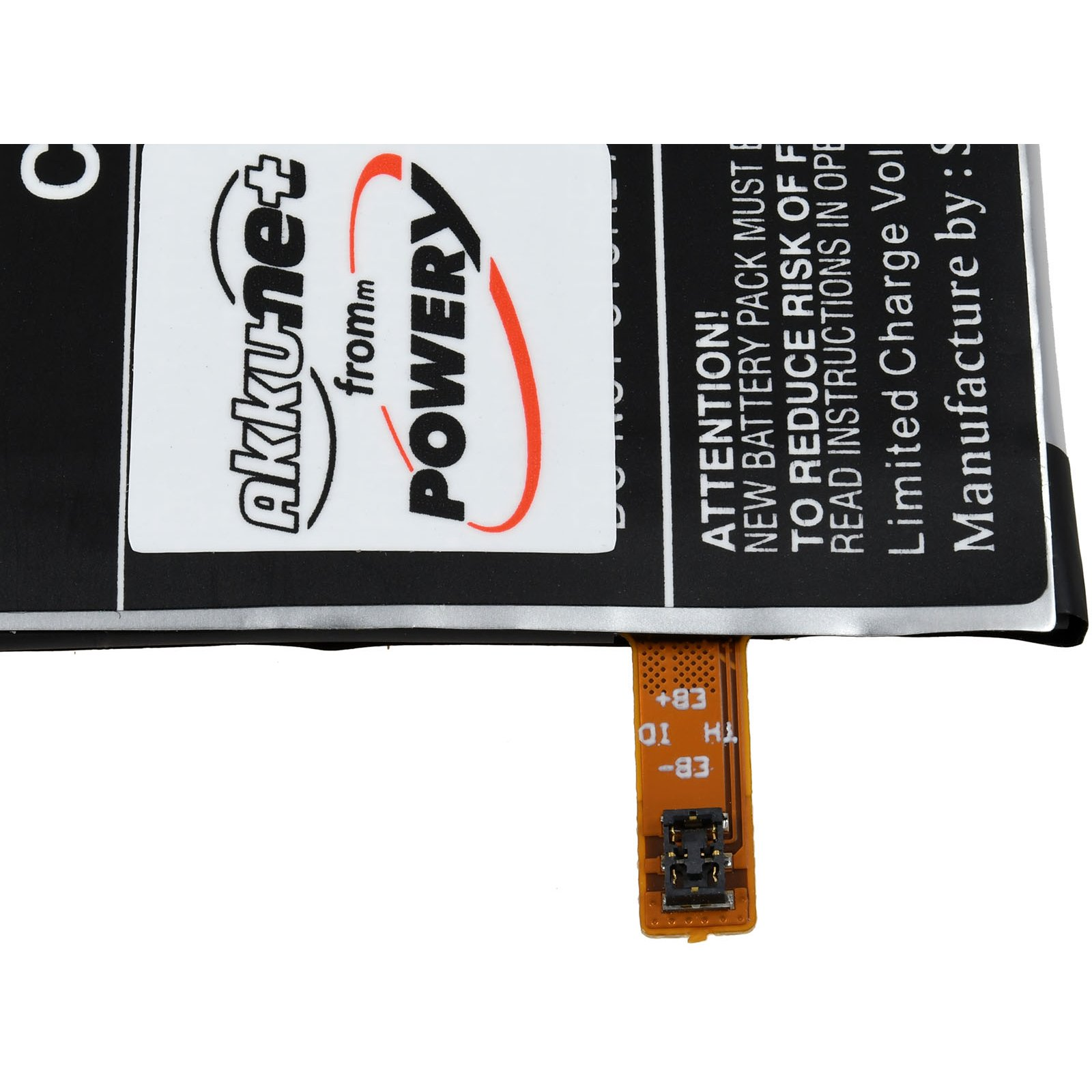 Nahaufnahme einer Batterie mit Stecker und Text.