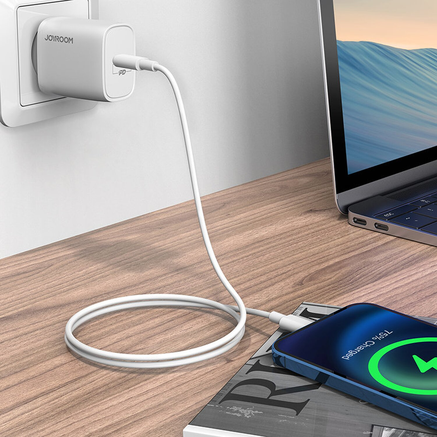 Ladegerät an der Wand angeschlossen, Kabel mit Telefon verbunden. Das Telefon zeigt Ladeanzeige.
