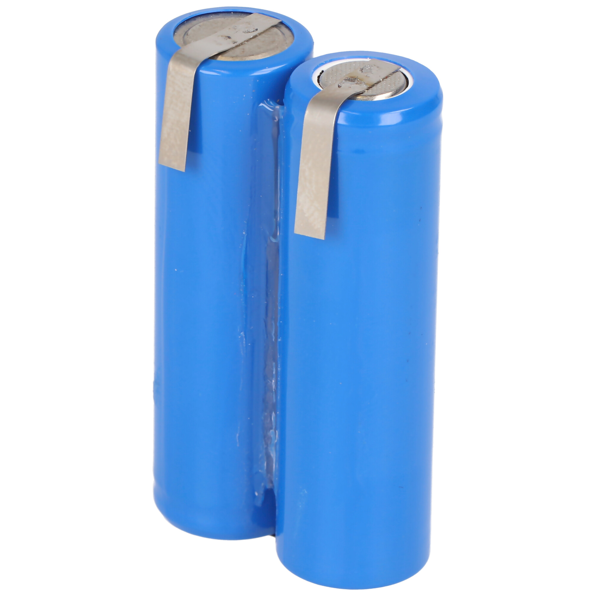 Zwei blaue zylindrische Batterien, die durch einen Metallstreifen verbunden sind. Sie befinden sich auf weißem Hintergrund.