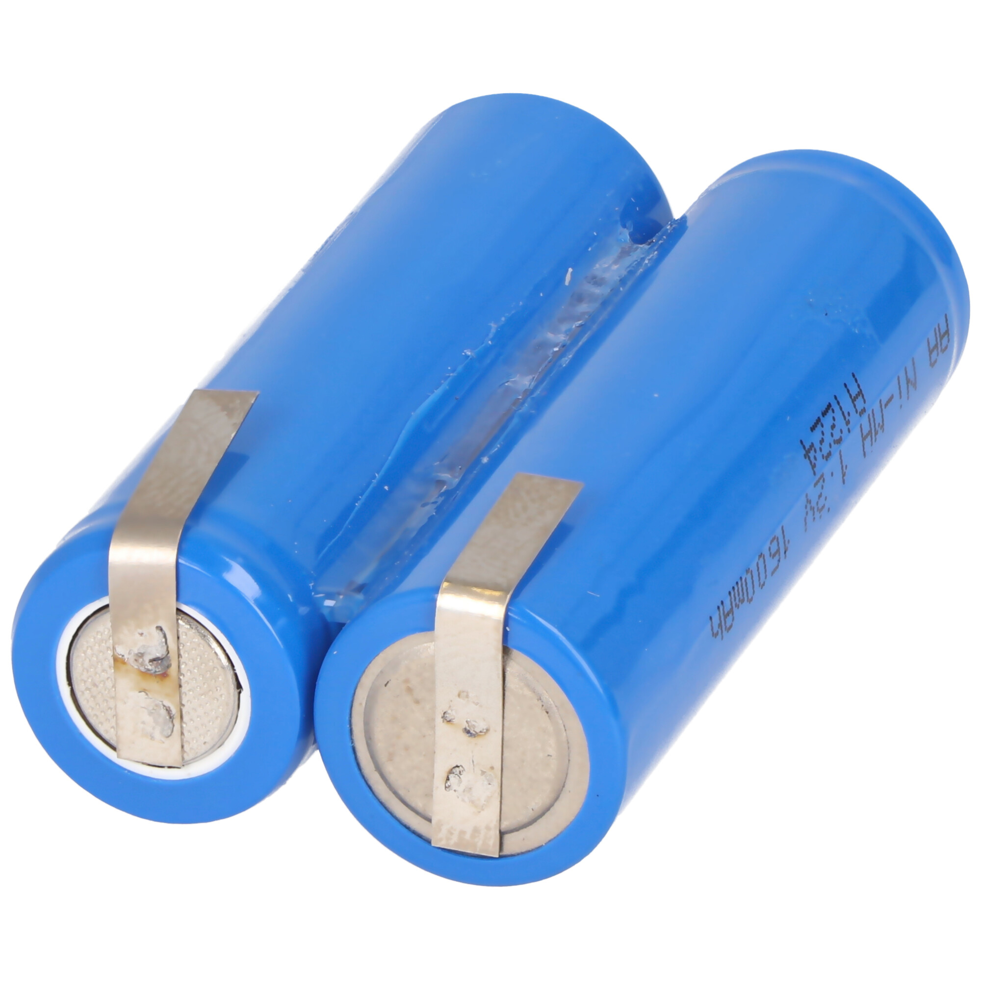 Zwei blaue AA-Batterien mit Metallkontakten. Weißer Hintergrund.