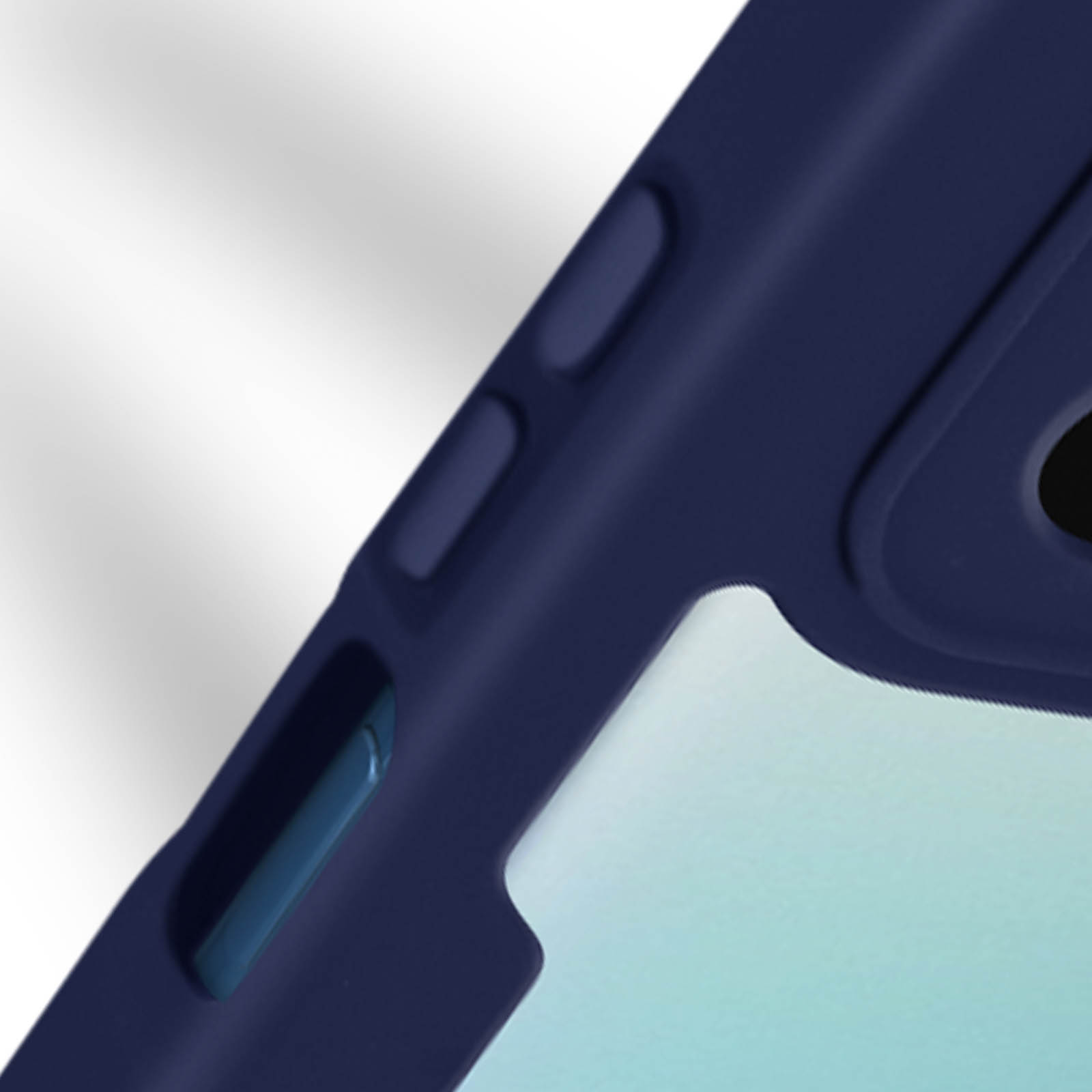 Una custodia per telefono blu scuro, vista angolata, mostra i pulsanti laterali.