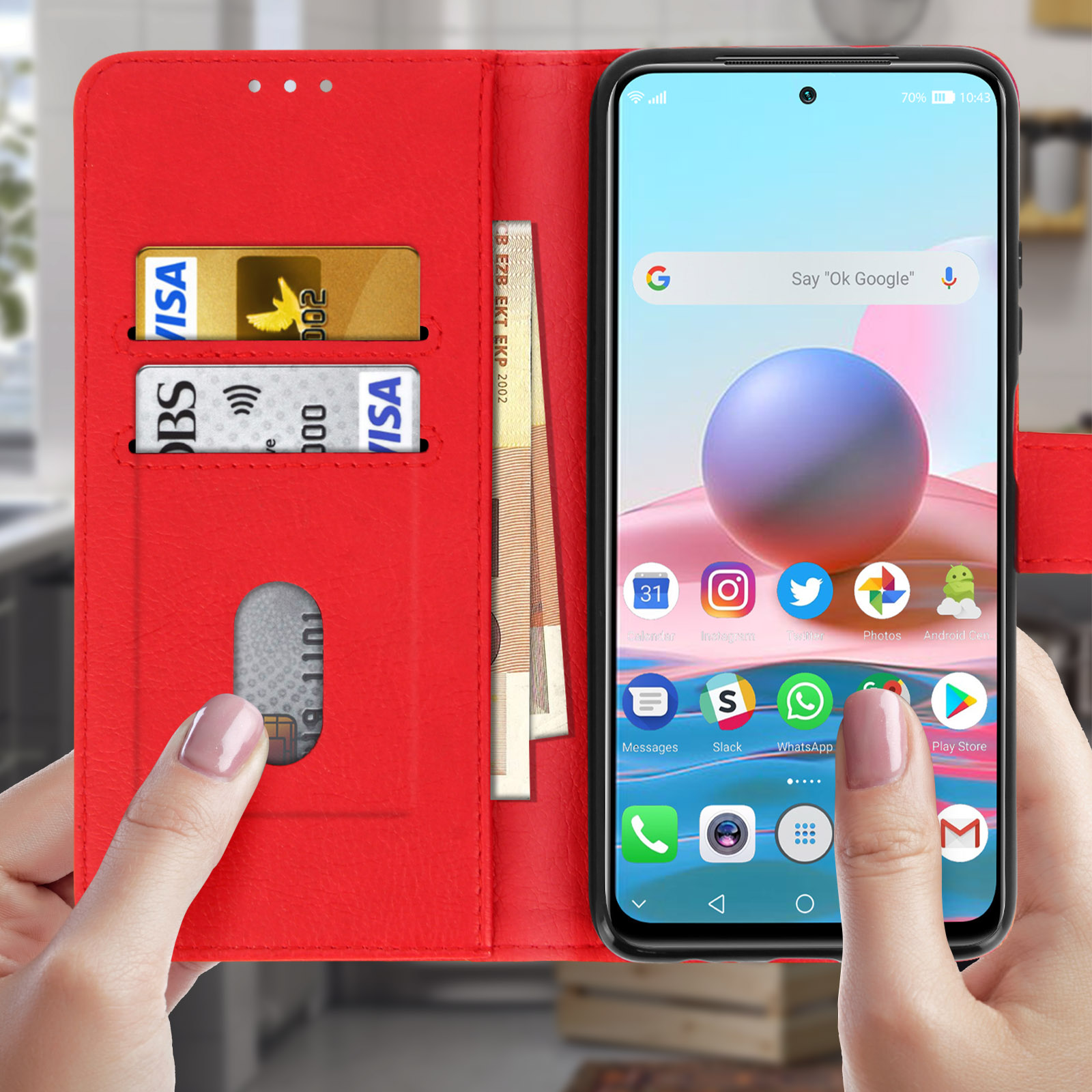 Una custodia rossa per telefono aperta, che mostra carte, denaro e uno schermo del telefono con icone di app.