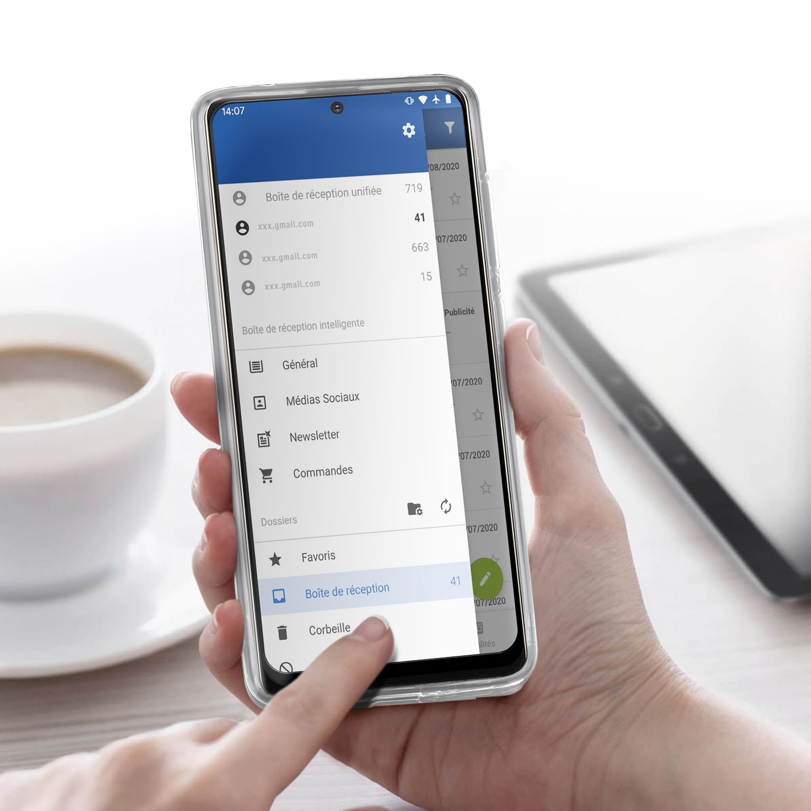 Una mano che tiene uno smartphone che mostra una schermata del menu.