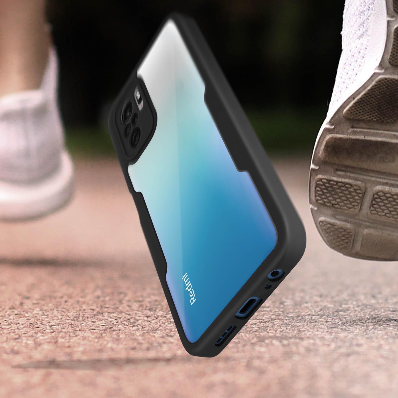 Coque de téléphone noire avec téléphone, personne marchant en arrière-plan.