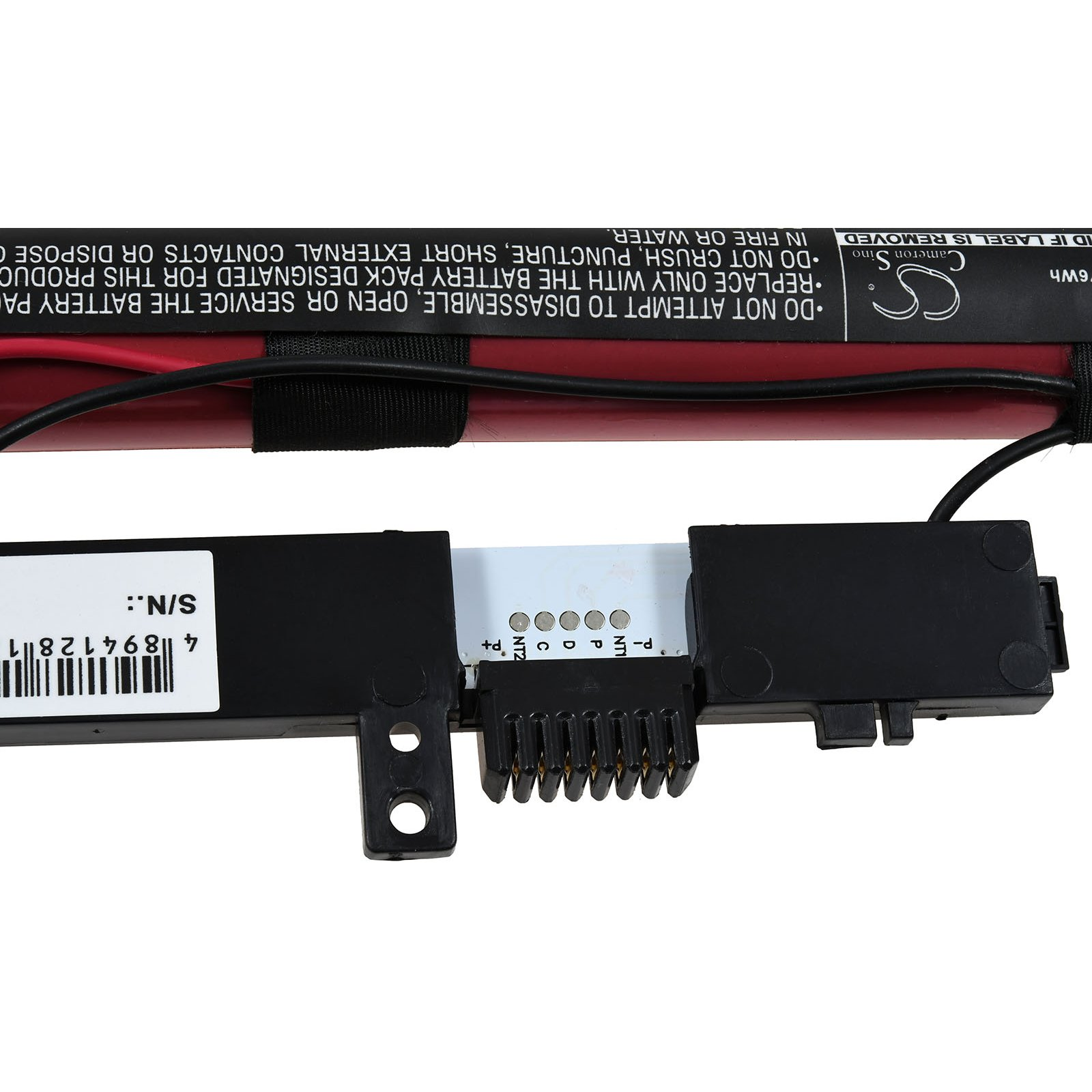 Ein schwarzes Akkupack mit befestigten schwarzen und roten Drähten und einem Stecker.