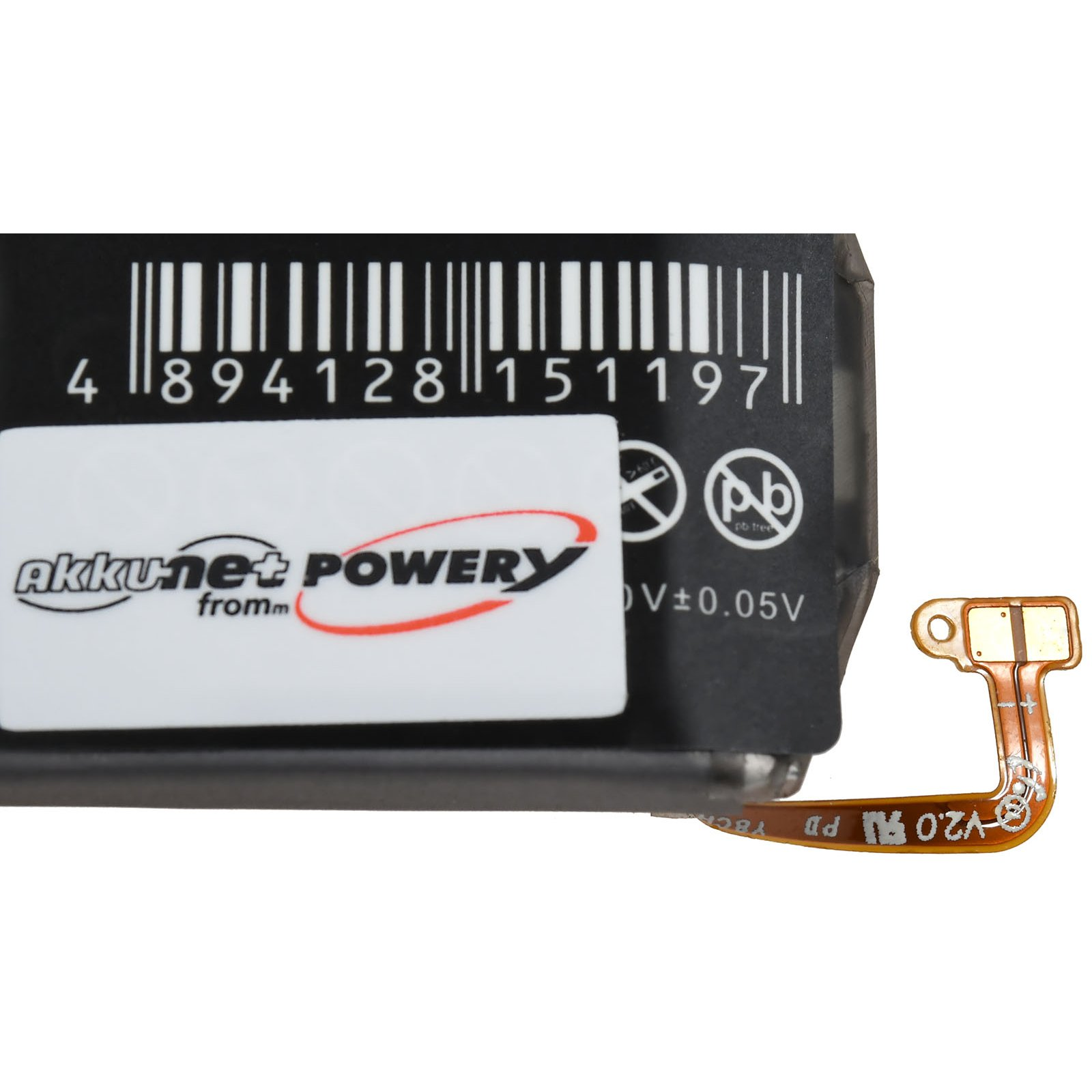 Nahaufnahme einer schwarzen Batterie mit weißem Etikett. Ein kleiner orangefarbener Stecker ist befestigt.