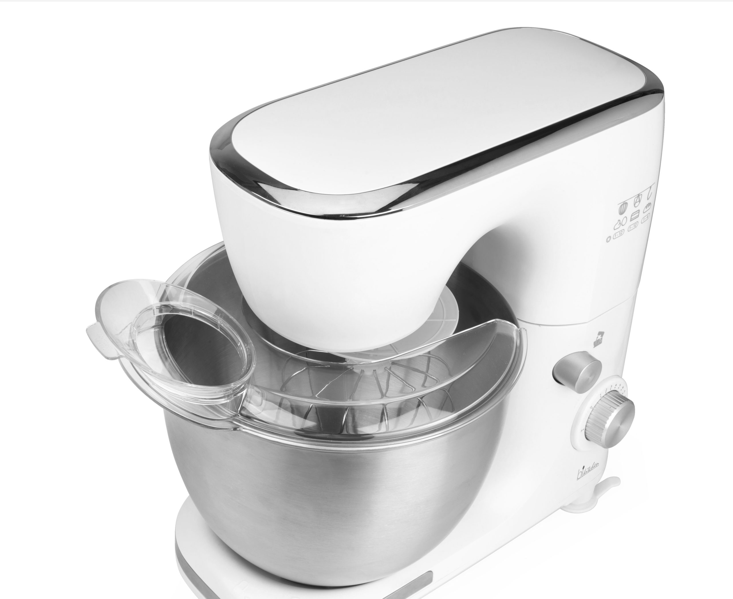 Ein weißer Küchen-Standmixer mit einer Edelstahlschüssel. Eine transparente Abdeckung ist geöffnet.