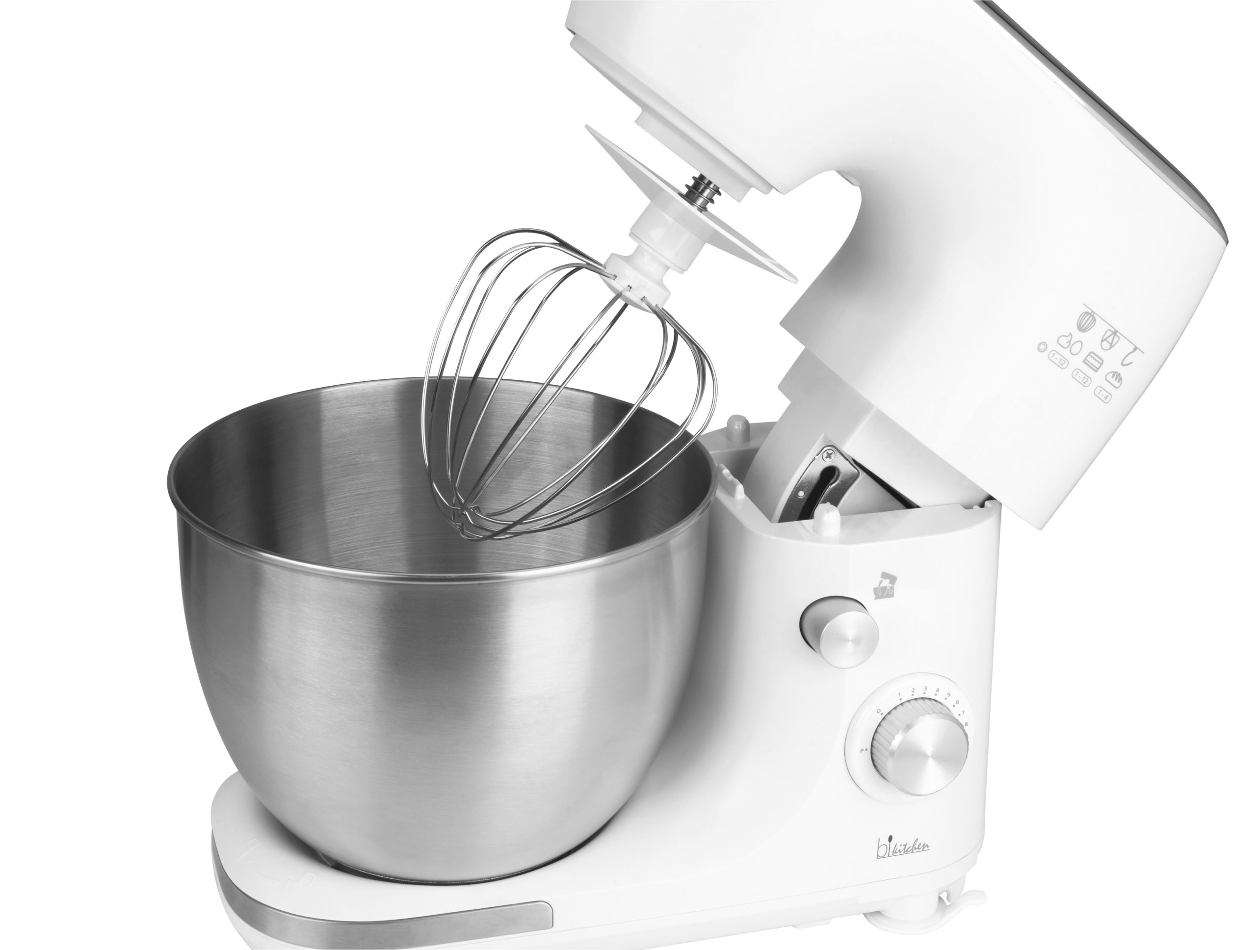 Weißer Küchenmixer, Edelstahlschüssel und Rührwerkzeuge. Weißer Hintergrund.