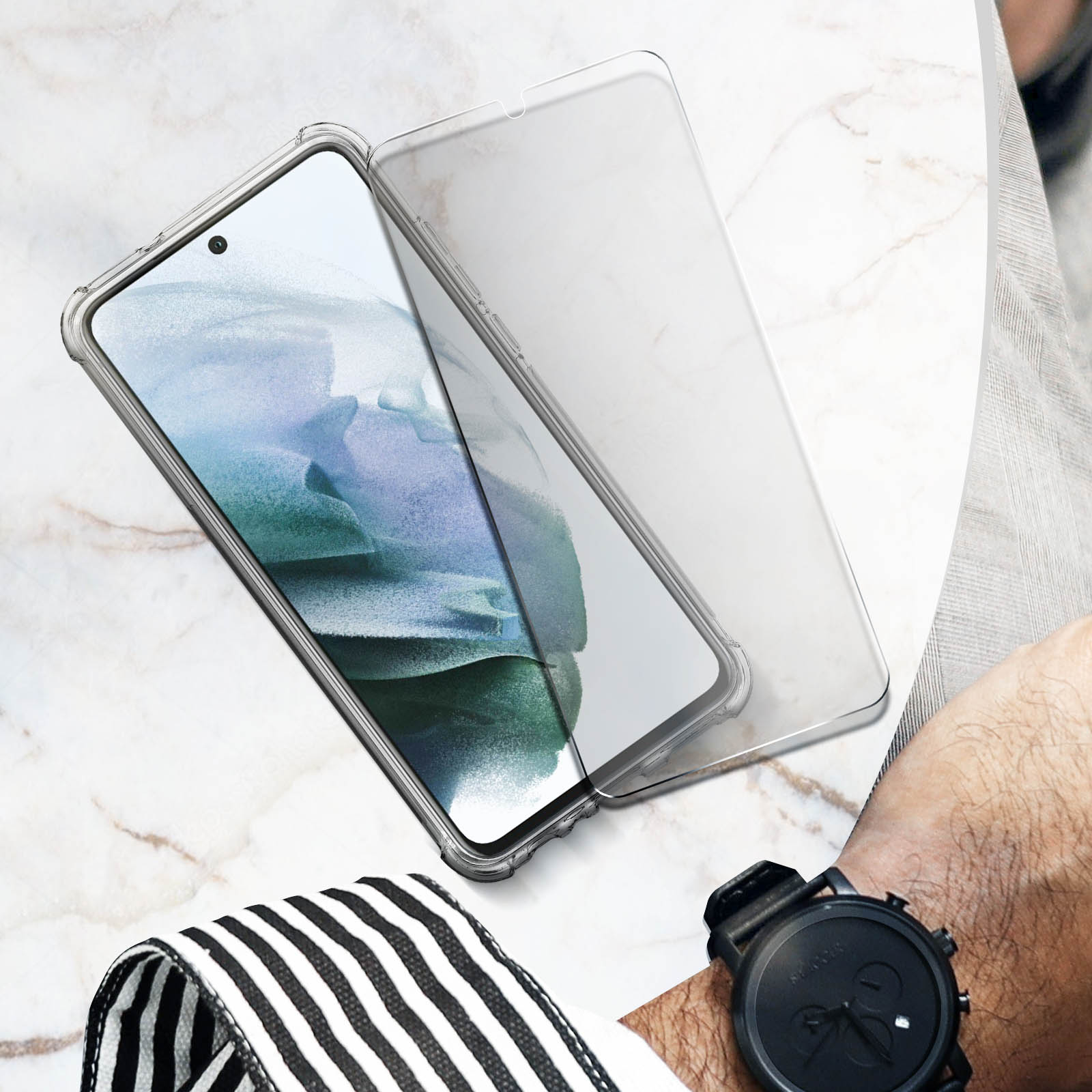 Ein Telefon mit angebrachtem Displayschutz, das auf einem Tisch liegt.