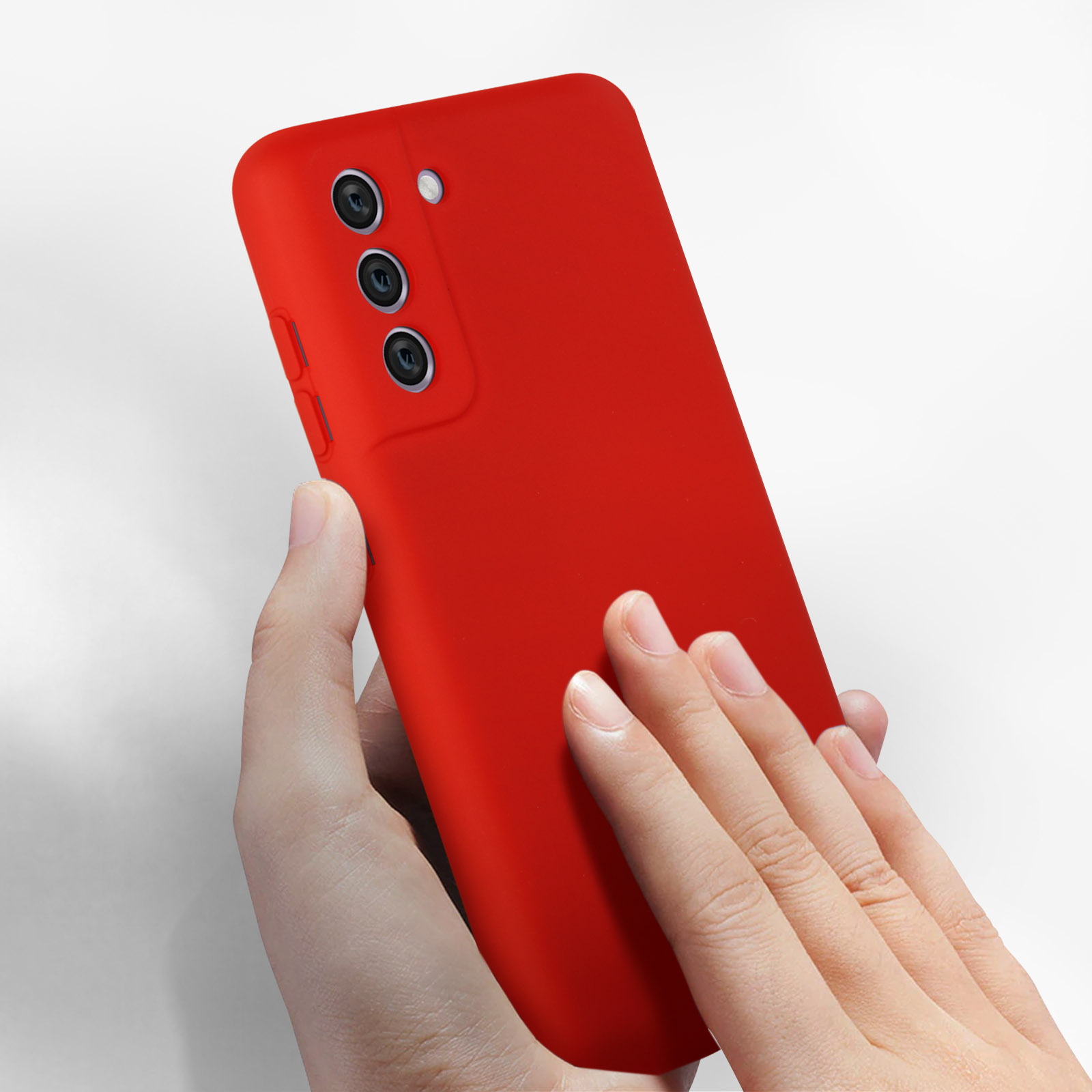 Een hand die een rode telefoonhoes vasthoudt. De hoes heeft drie cameralenzen.