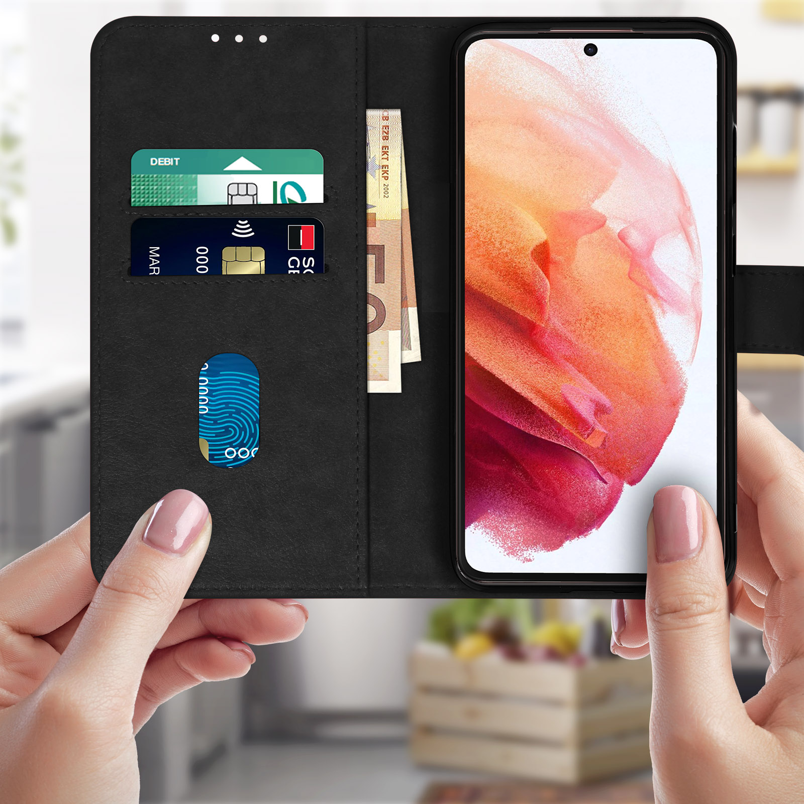 Mains tenant un étui de téléphone ouvert avec des cartes de crédit et de l'argent à l'intérieur.