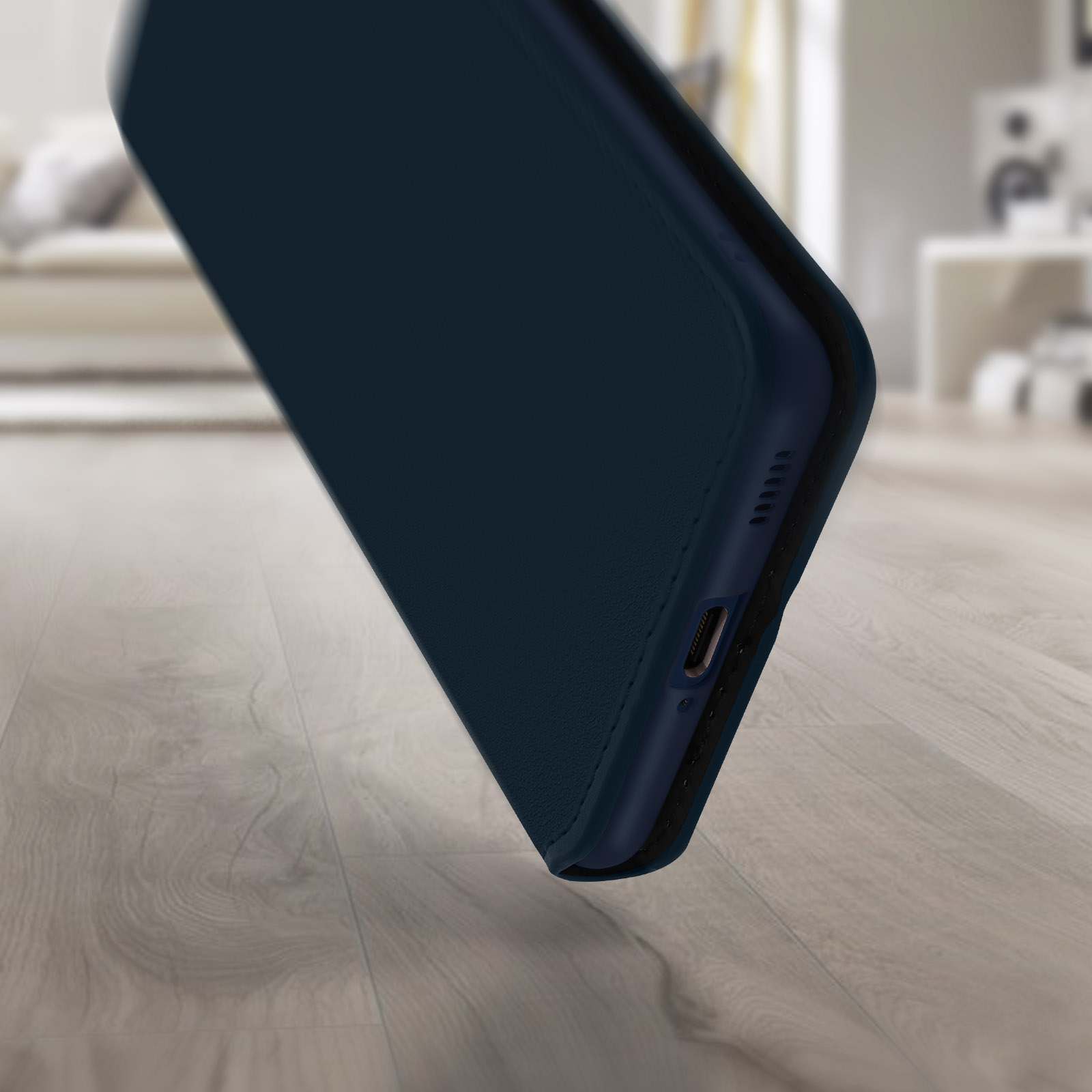 Close-up van een donkerblauwe telefoonhoes op een houten oppervlak.