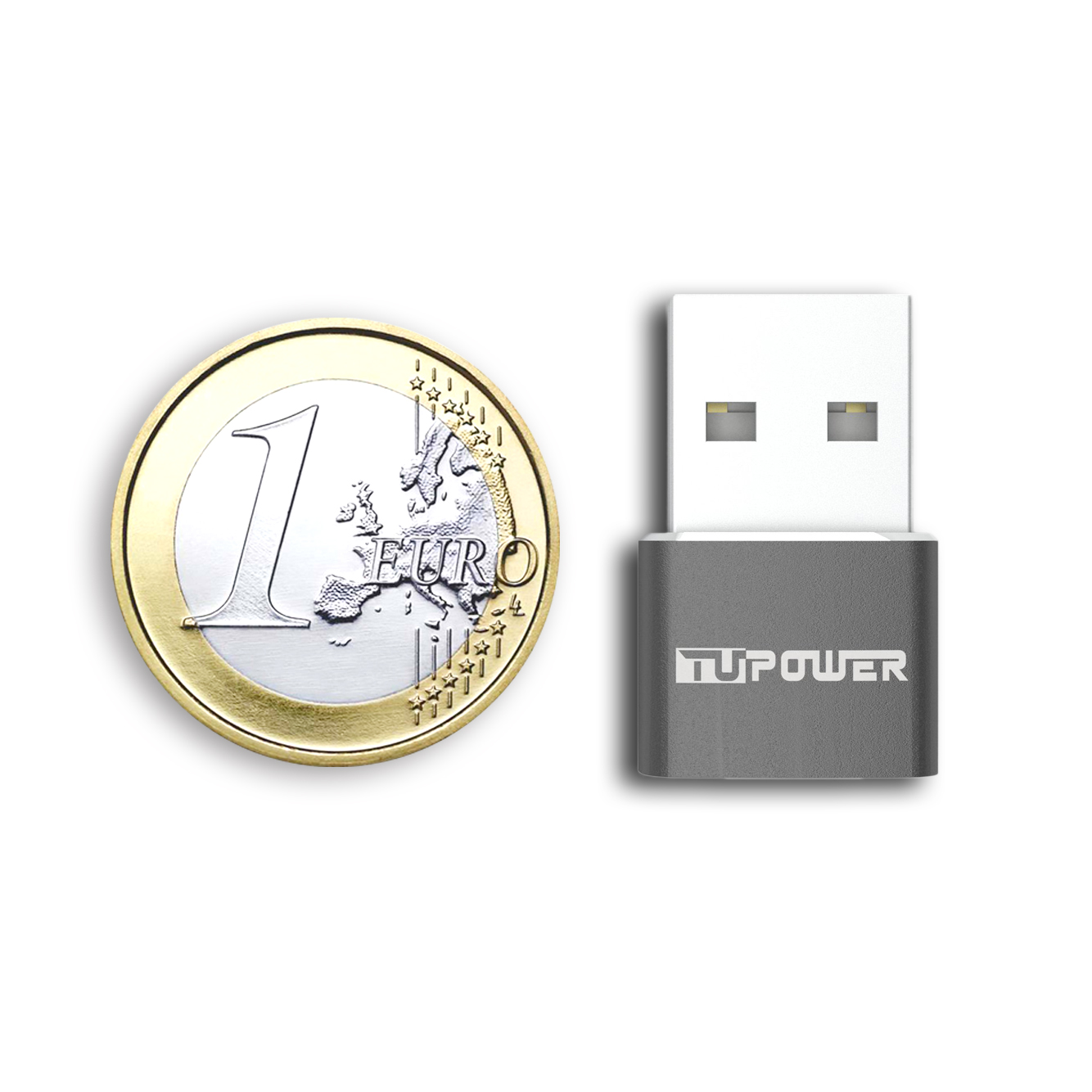 Eine Euro-Münze neben einem silbernen USB-Stick. Der Hintergrund ist weiß.