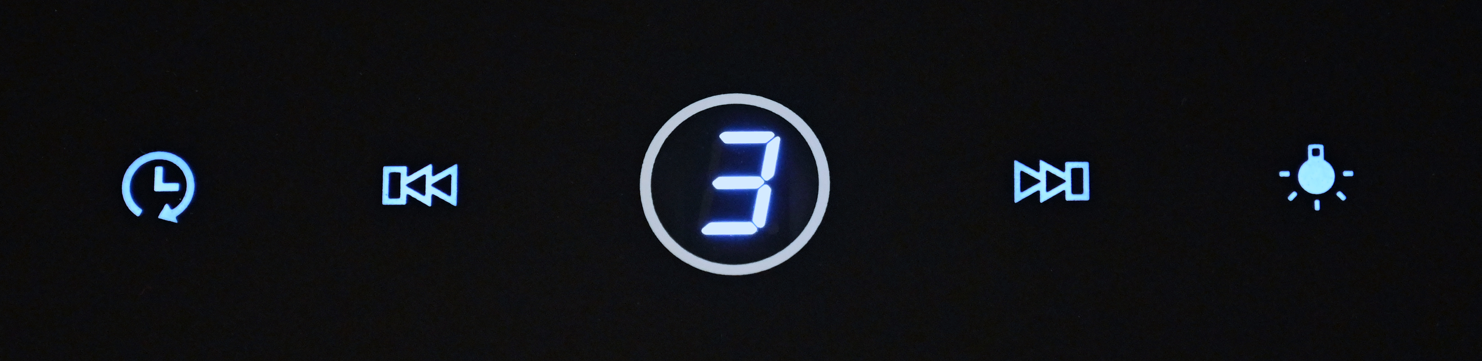 Ein Display mit Symbolen, einschließlich eines Timers, Zurückspulen, Abspielen und einer Glühbirne.