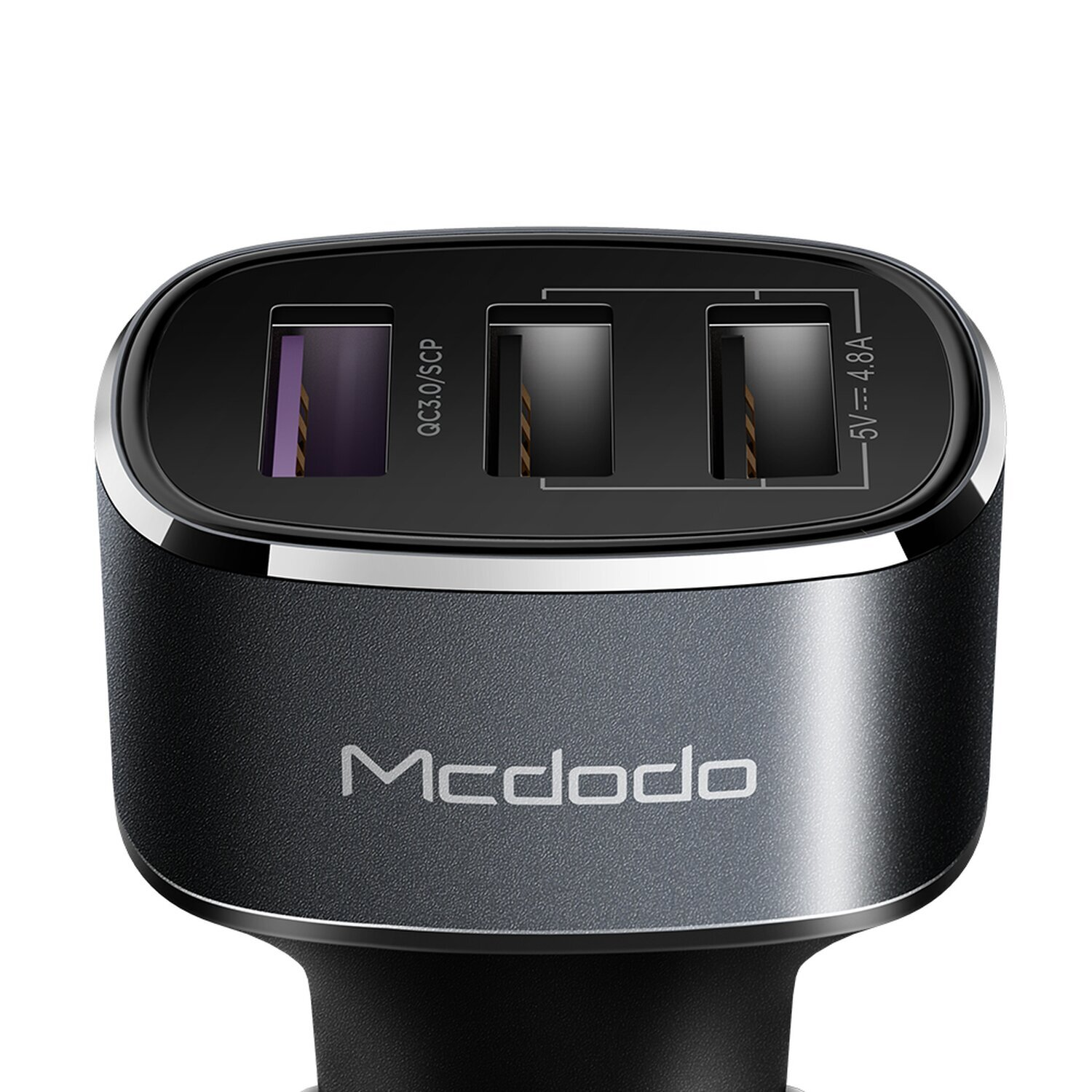 Schwarzes Autoladegerät mit drei USB-Anschlüssen. Der Markenname lautet 'Mcdodo'.