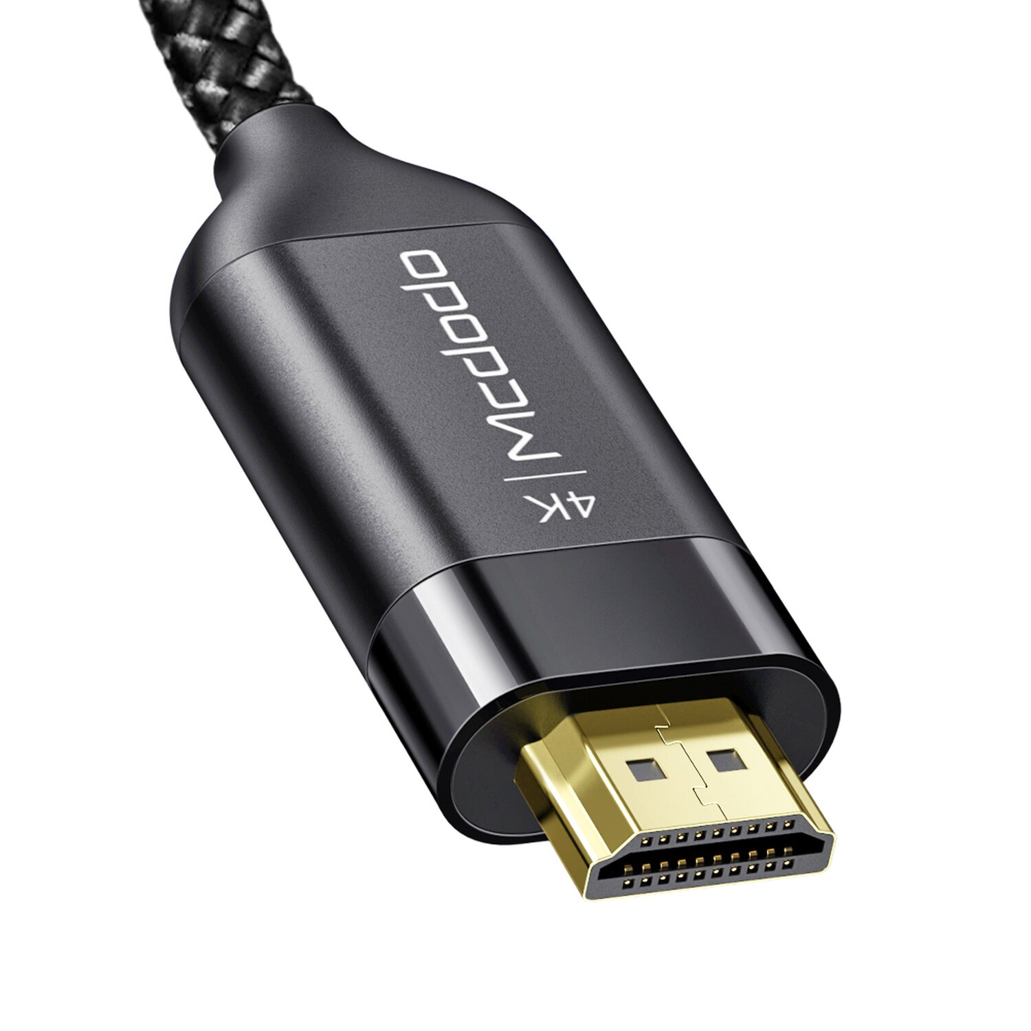 Ein schwarzer und goldener HDMI-Kabelanschluss mit einem strukturierten schwarzen Kabel.