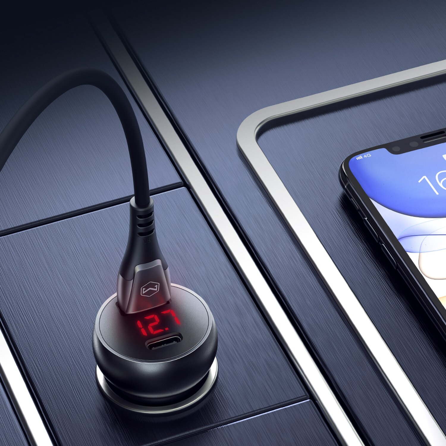 Autoladegerät und ein Telefon. Das Ladegerät hat eine digitale Anzeige. Das Telefon ist eingesteckt und auf dunkler Oberfläche.