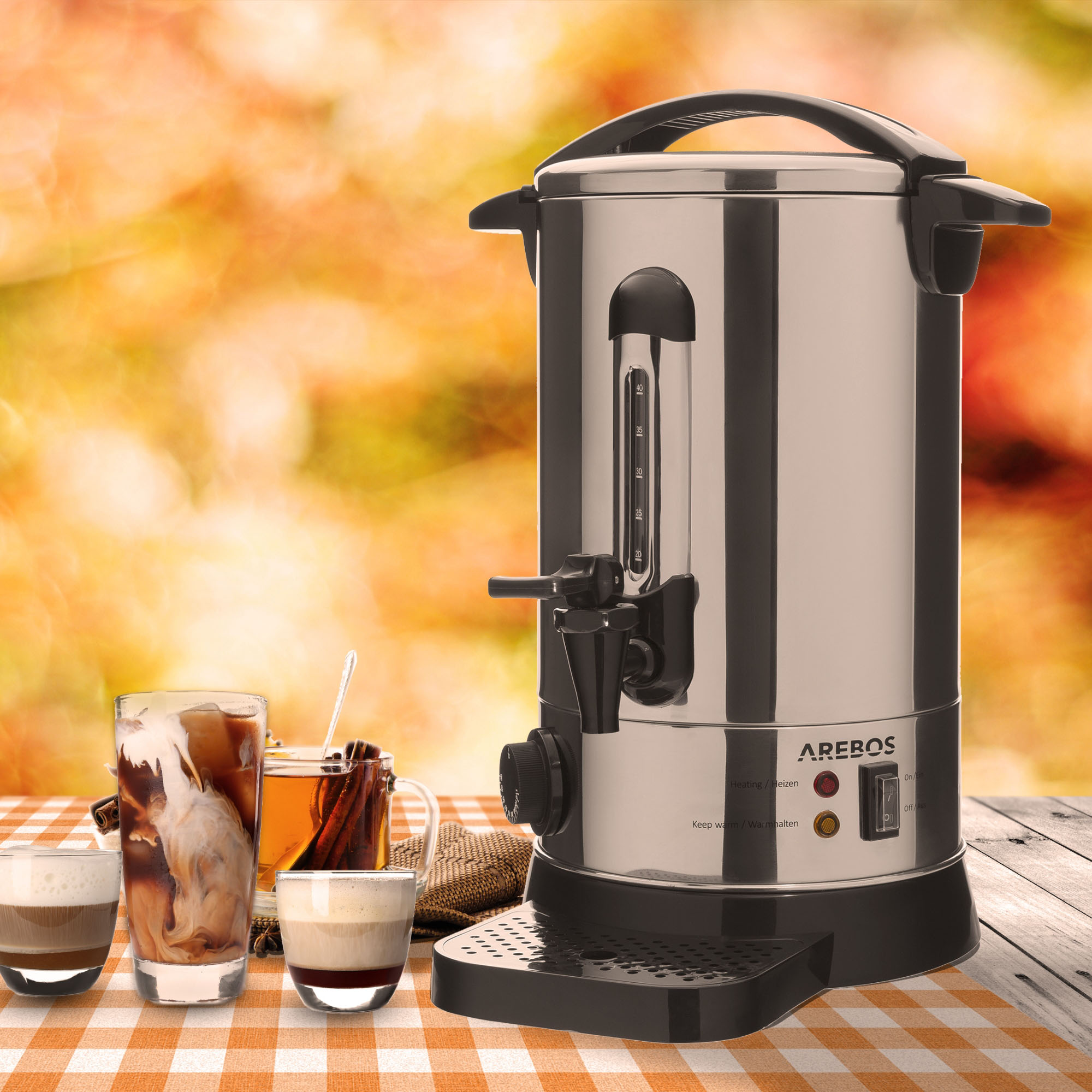 Kaffeemaschine, Gläser mit Getränken und eine karierte Tischdecke.