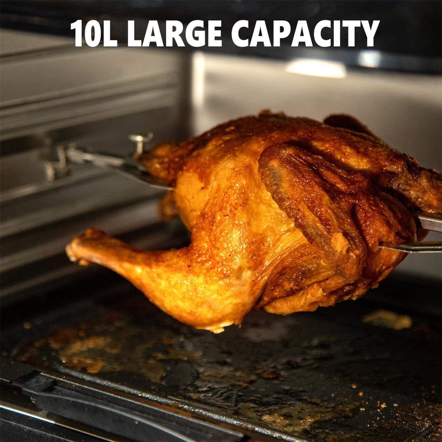 Un pollo arrosto in forno, con un vassoio nero. Il forno mostra il testo: 10L GRANDE CAPACITÀ.