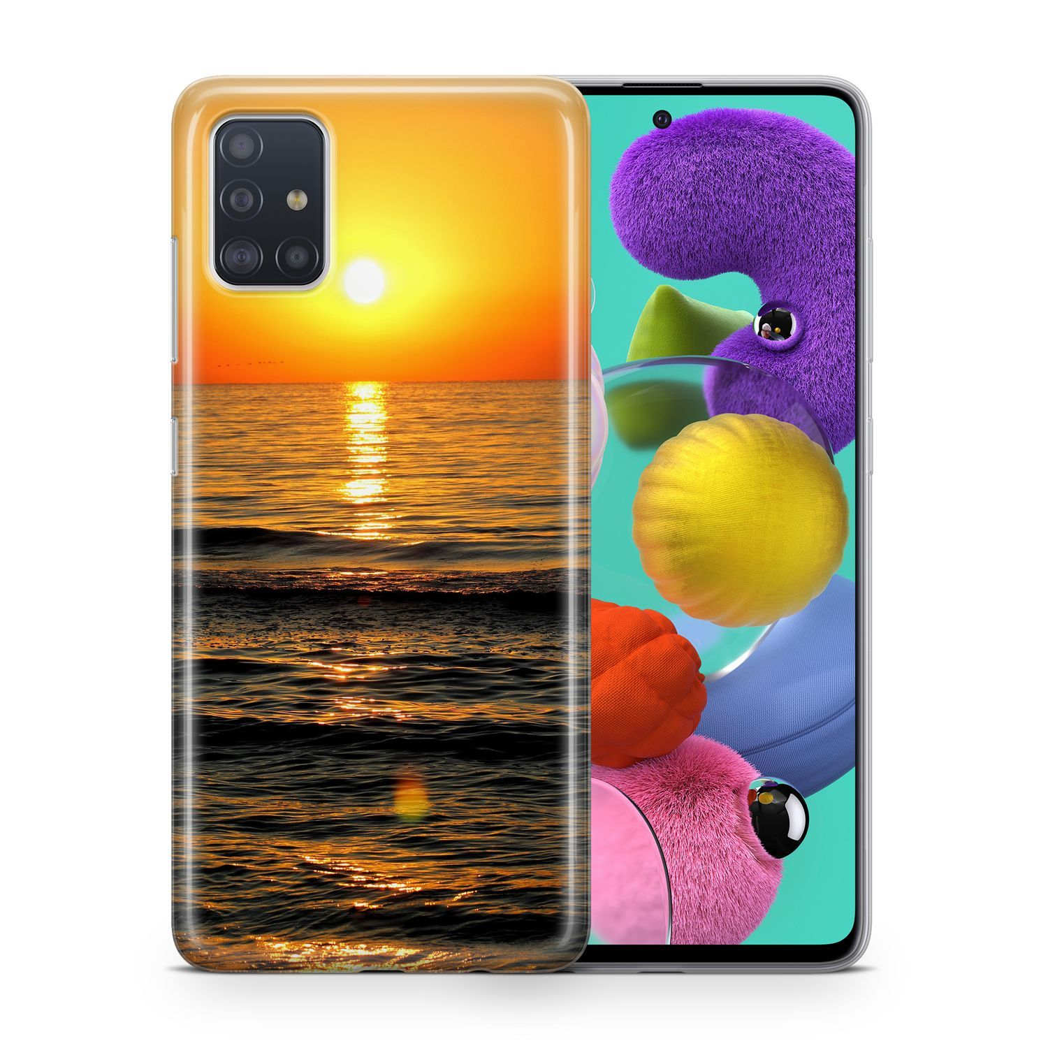Handyhülle mit Sonnenuntergang über dem Meer. Bunte, spielzeugartige Kreaturen im Hintergrund.