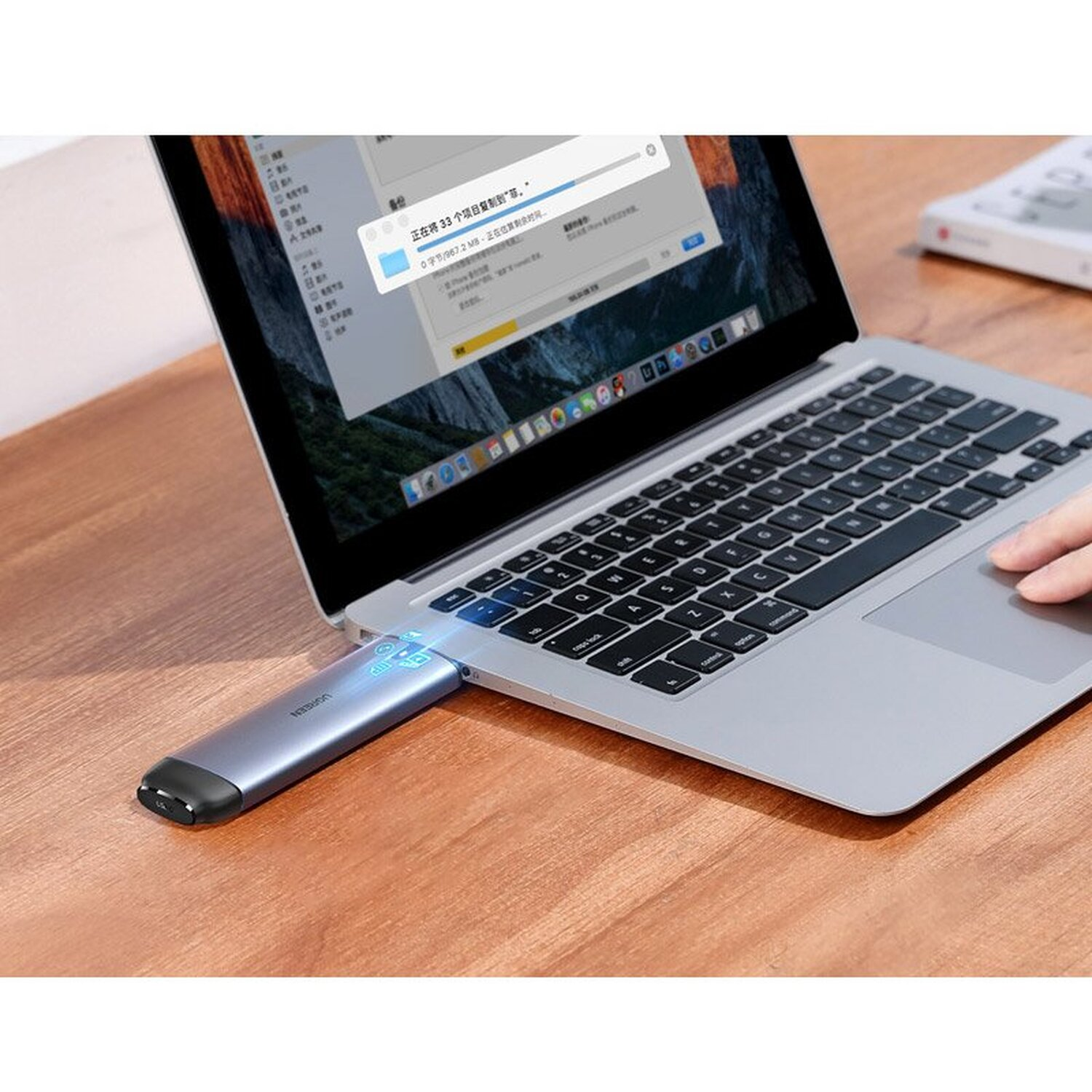Laptop mit eingestecktem USB-C-Laufwerk, zeigt Fortschrittsbalken.