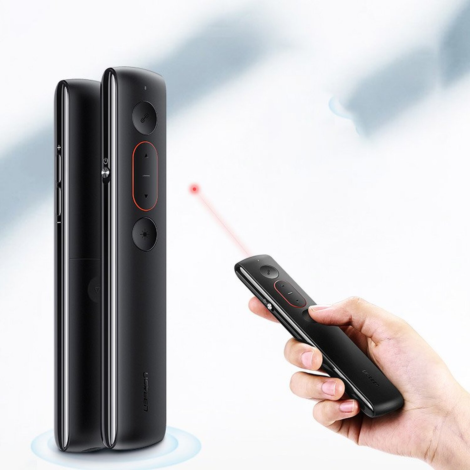 Schwarze Präsentations-Clicker. Einer in der Hand, roter Laserpointer.