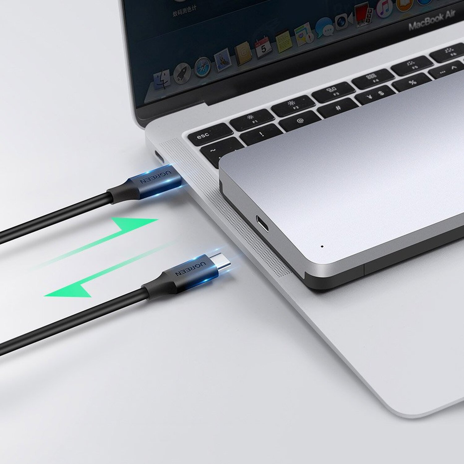 Laptop mit USB-C-Kabel angeschlossen. Eine Festplatte liegt oben auf dem Laptop.