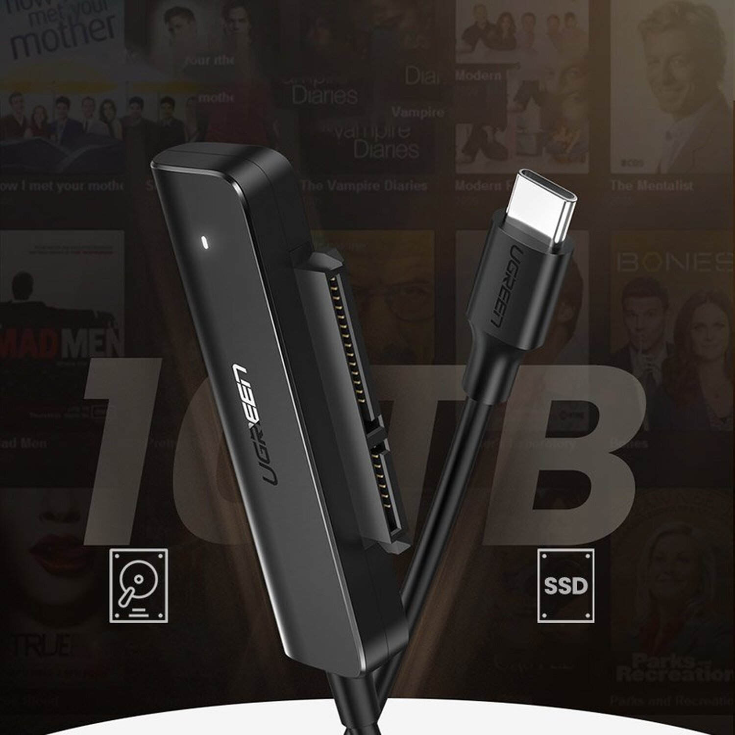 Ein schwarzes UGREEN SSD-Gehäuse mit einem USB-C-Kabel, vor dem Hintergrund von Filmplakaten und einem weißen Hintergrund.