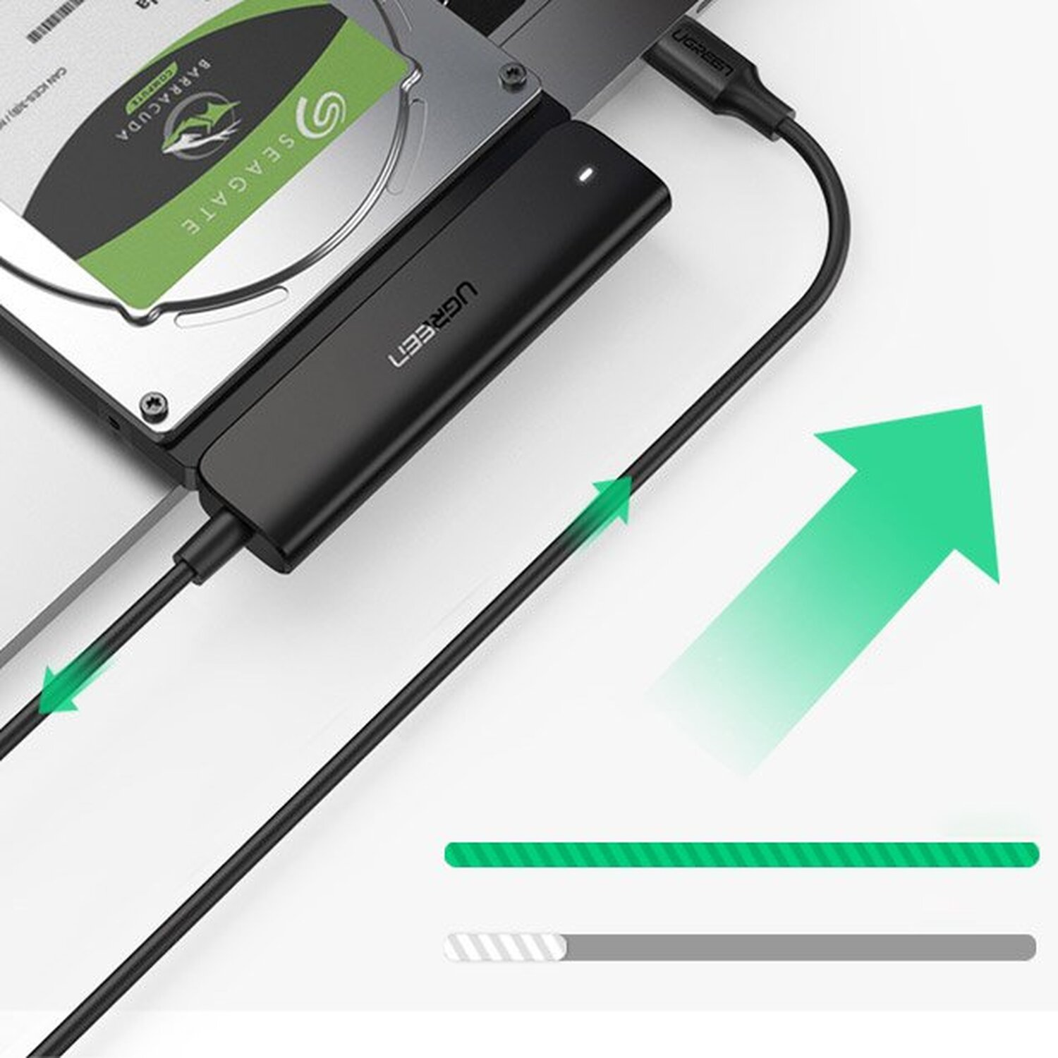 Ein schwarzer UGREEN-Adapter, der mit einer Festplatte und einem Laptop verbunden ist.