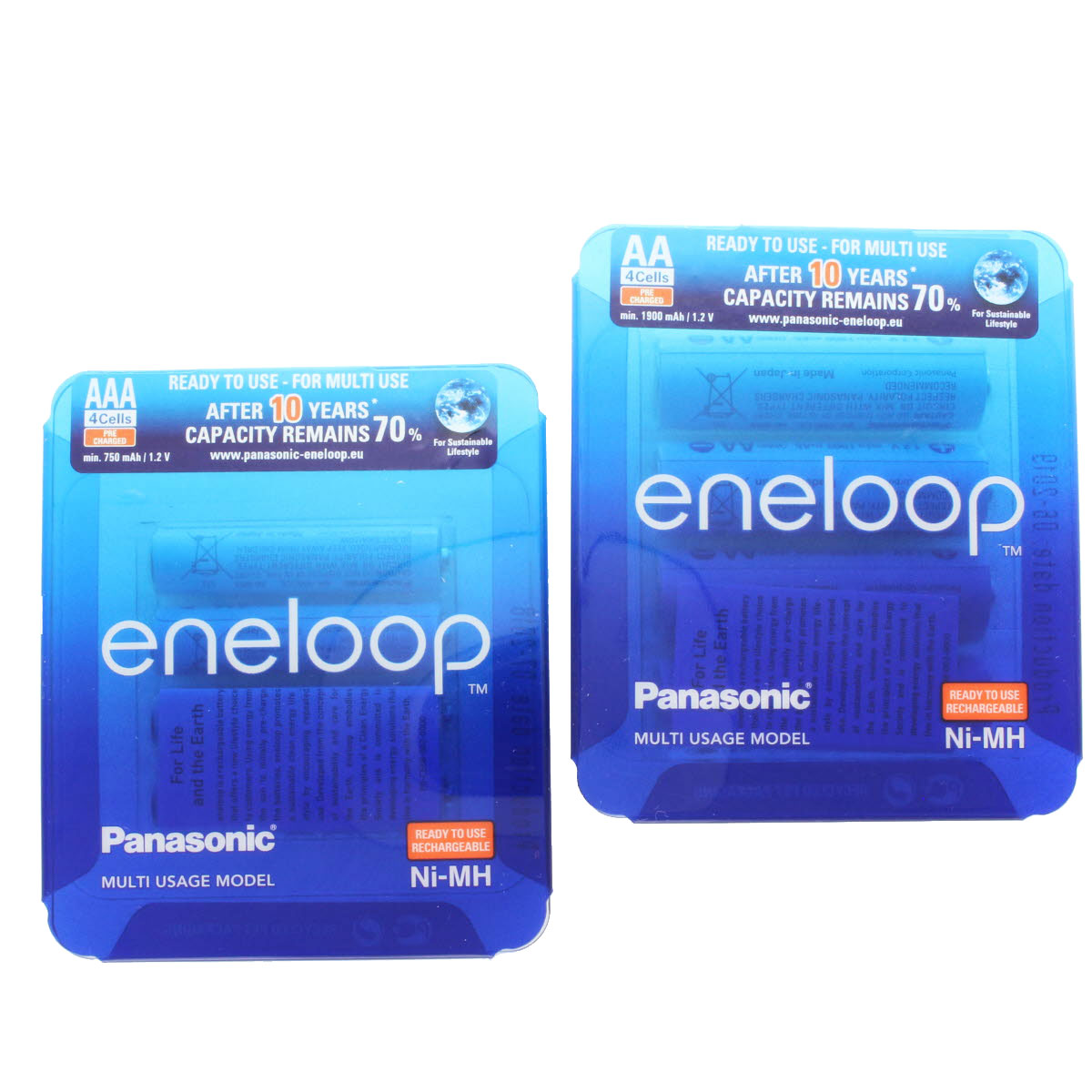 Zwei Packungen AA- und AAA-Batterien. Sie sind in blauer Verpackung und haben Produktinformationen. Weißer Hintergrund.