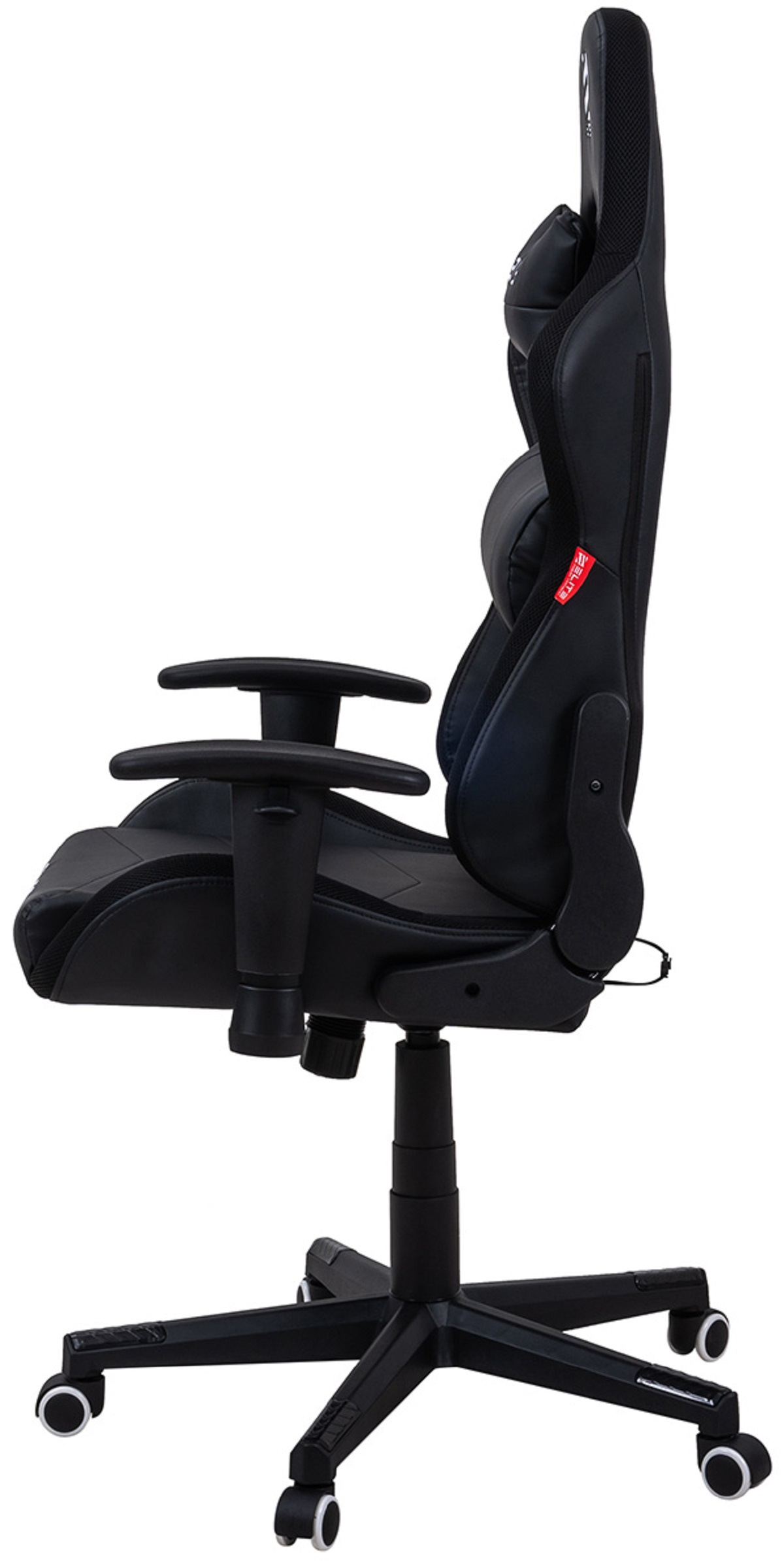 Ein schwarzer Gaming-Stuhl. Der Stuhl ist aufrecht und hat ein rotes Etikett.