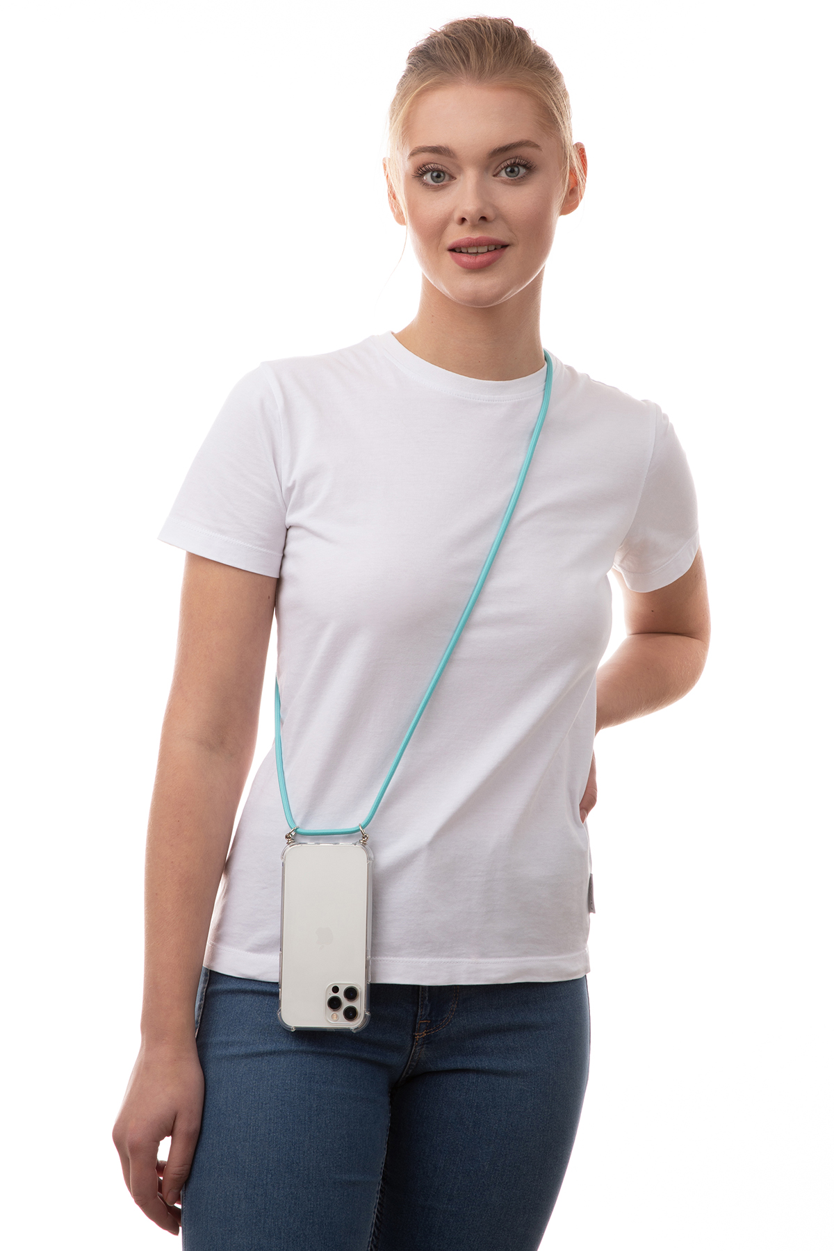 Eine Frau mit weißem T-Shirt und blauer Jeans hält ein Telefon mit blauem Lanyard.