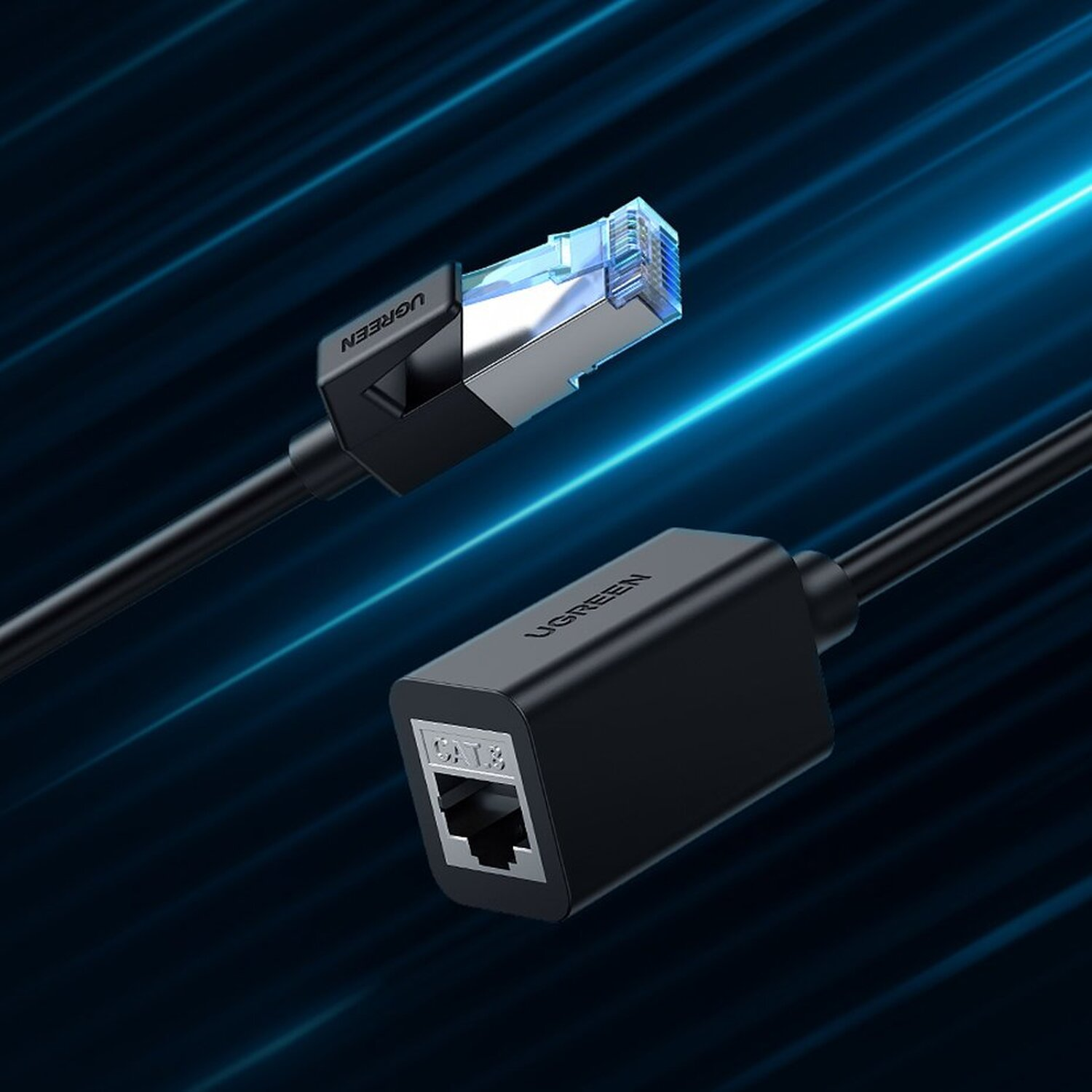 Schwarzes UGREEN Ethernet-Kabel, ein Stecker und ein Adapter auf blauem Grund.