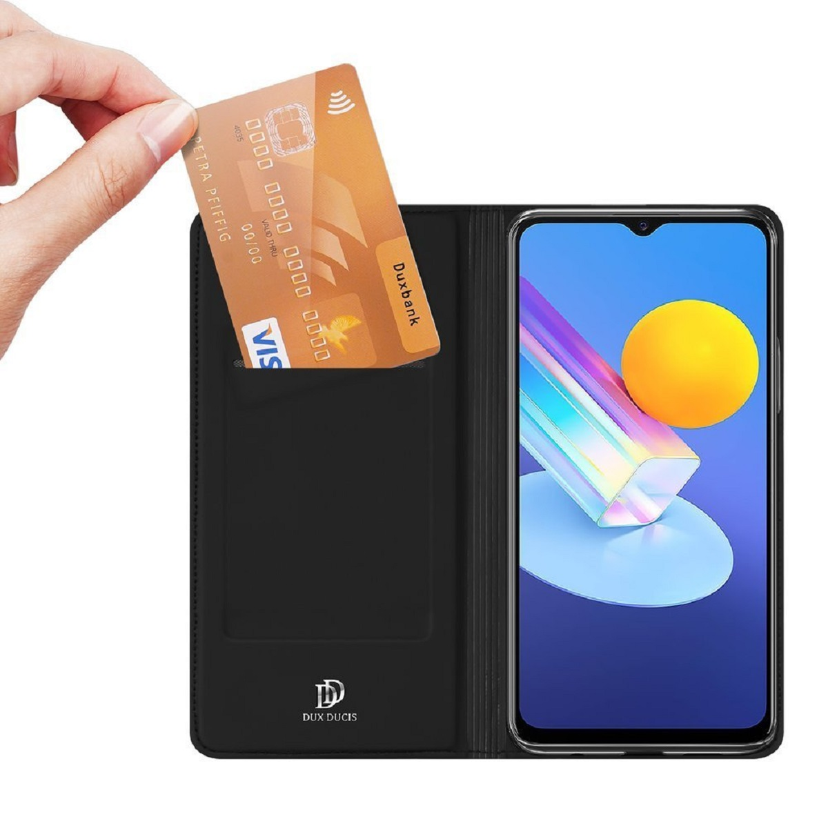 Eine Hand, die eine Kreditkarte in eine Handyhülle steckt. Die Handyhülle ist geöffnet und zeigt einen Telefonbildschirm.