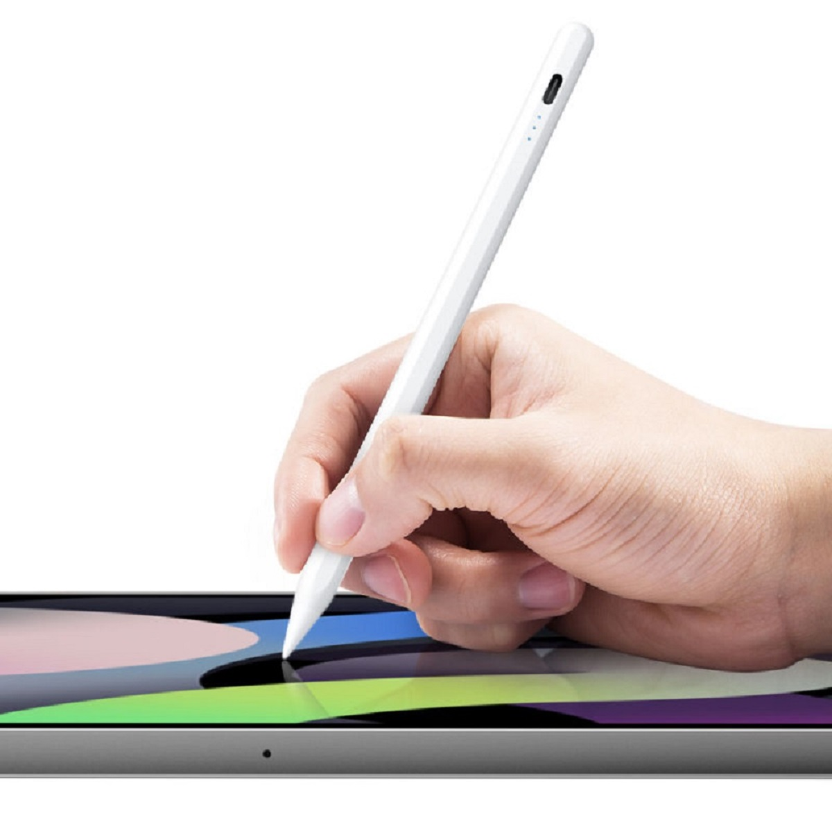Hand hält einen weißen Stift über einem Tablet. Der Stift hat ein schlankes Design.