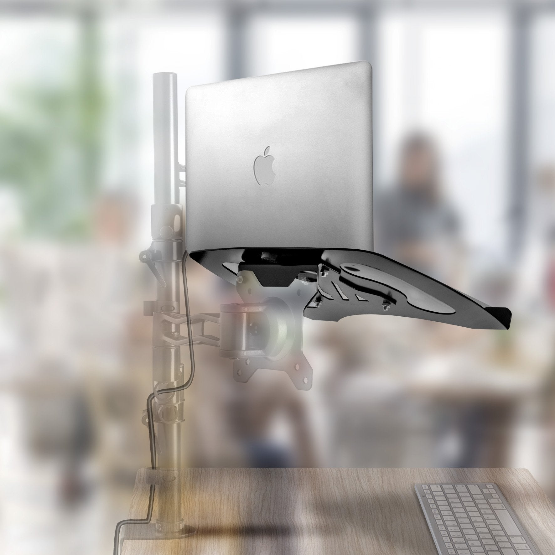Laptop auf einem Schreibtischständer montiert, mit verschwommenem Bürohintergrund.