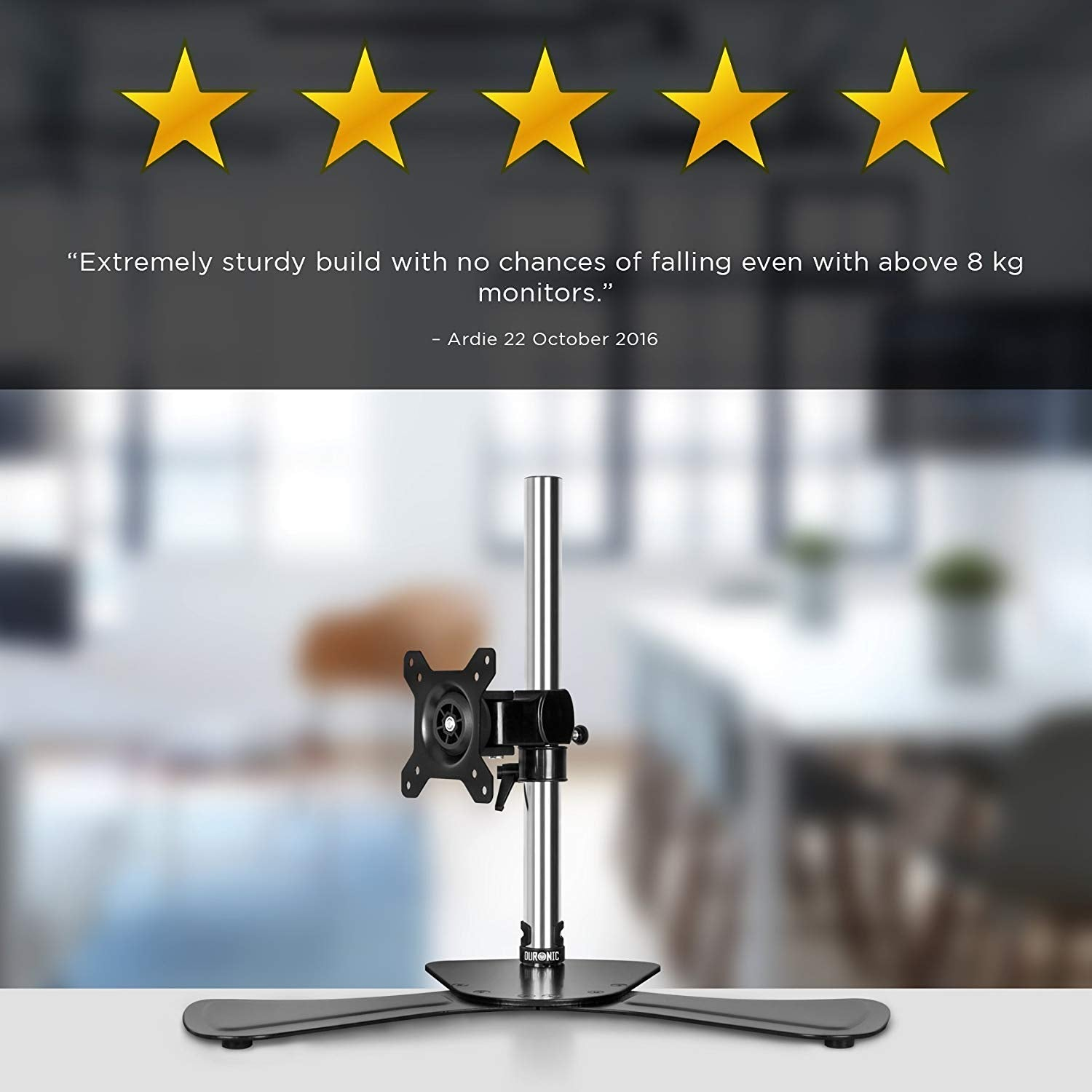 Un soporte para monitor con cinco estrellas doradas. El soporte está sobre una superficie blanca con fondo borroso.