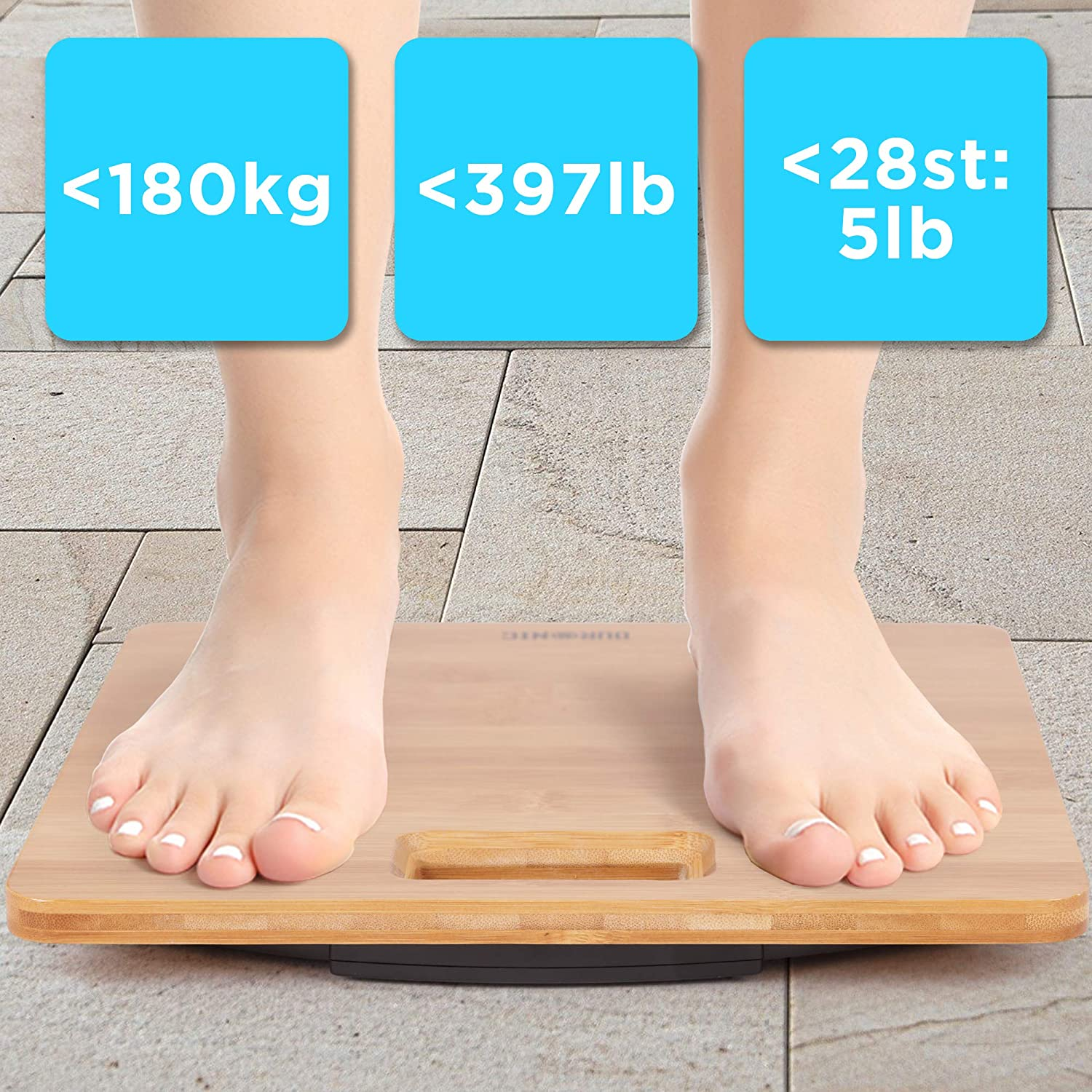 Füße stehen auf einer Bambuswaage mit Gewichtsgrenzen: unter 180 kg, unter 397 lb und unter 28 st: 5 lb.