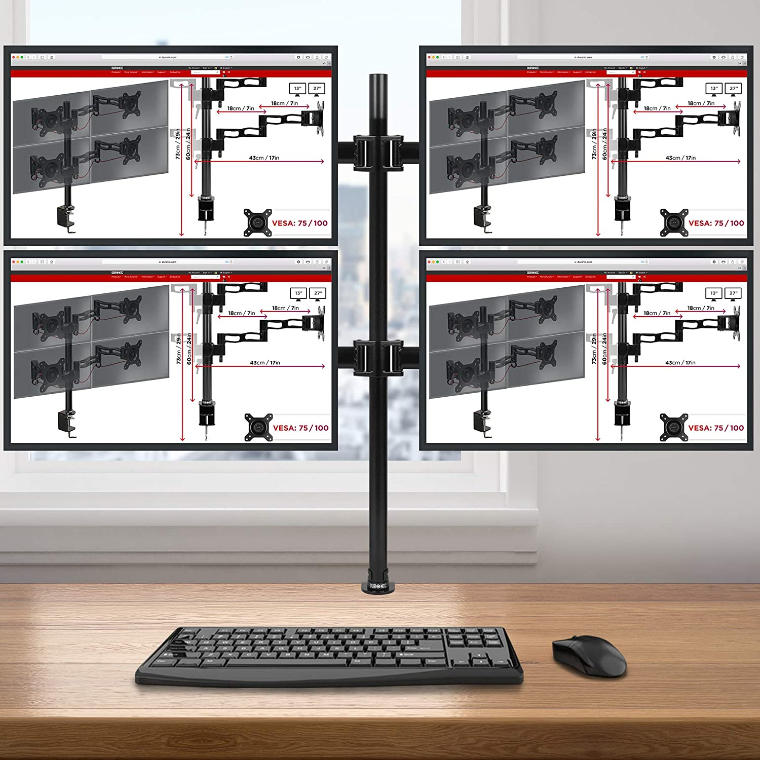 Vier Monitore auf einem Schreibtisch. Jeder Monitor zeigt die gleiche Oberfläche.