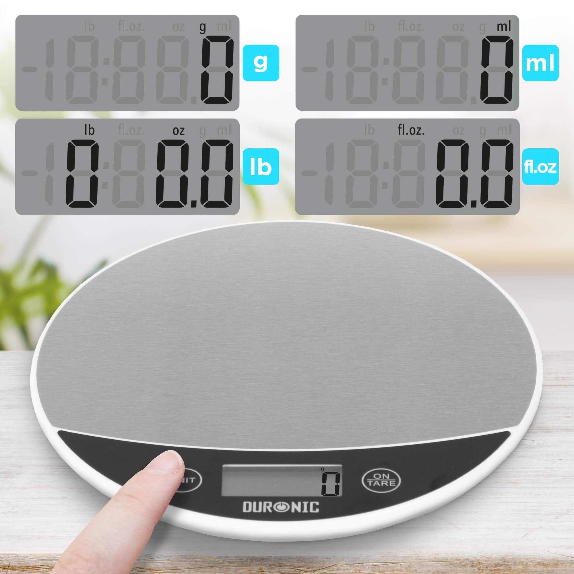 Silberne digitale Küchenwaage mit Anzeige. Ein Finger berührt die Taste.