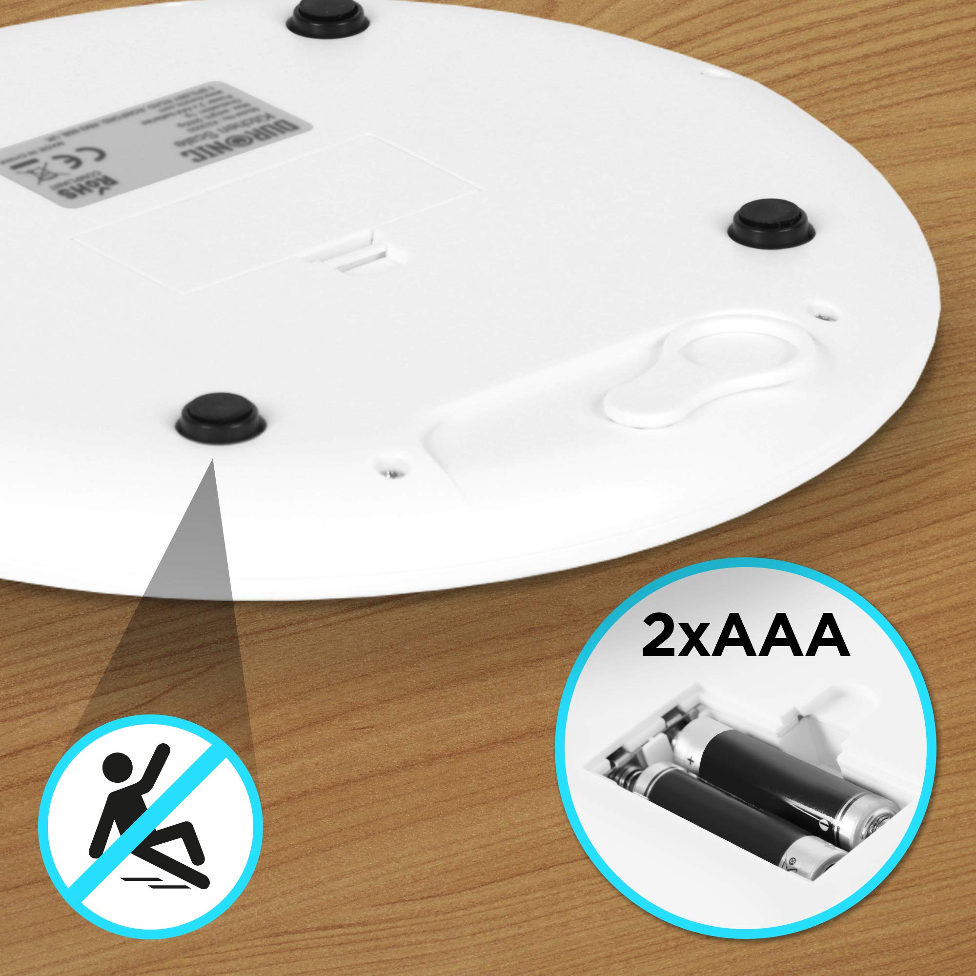 Weiße Waagenbasis mit Batteriefach für AAA-Batterien und einem rutschfesten Symbol.
