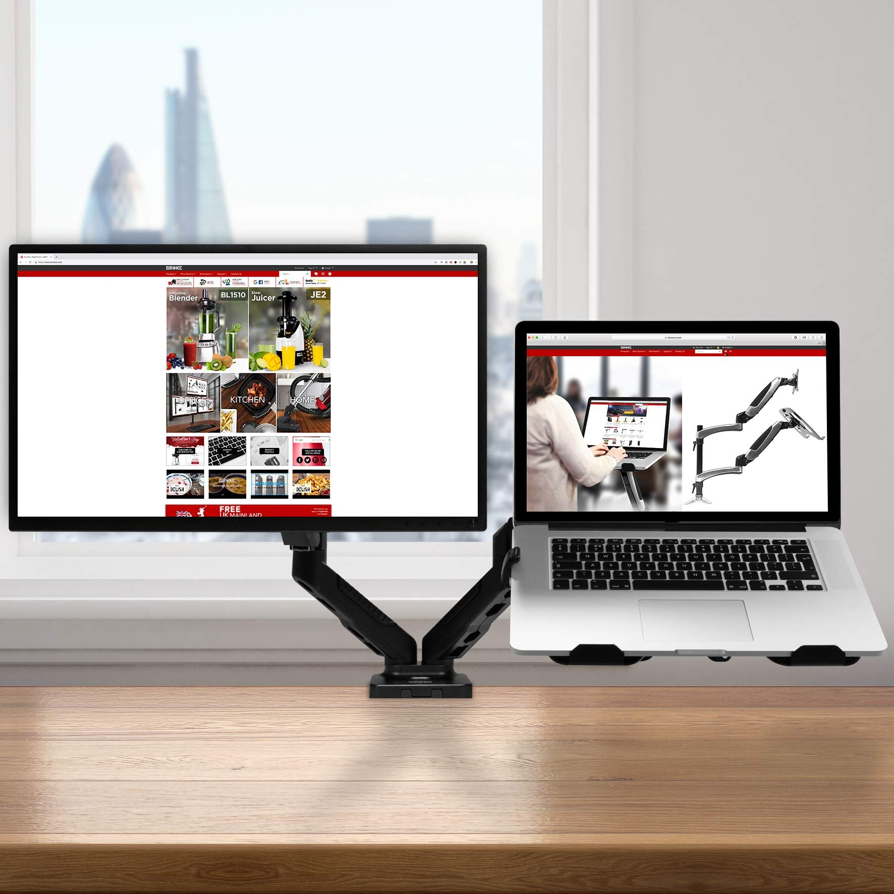 Schreibtisch mit zwei Monitoren und einem Laptop, die Websites zeigen, vor einem Fenster.