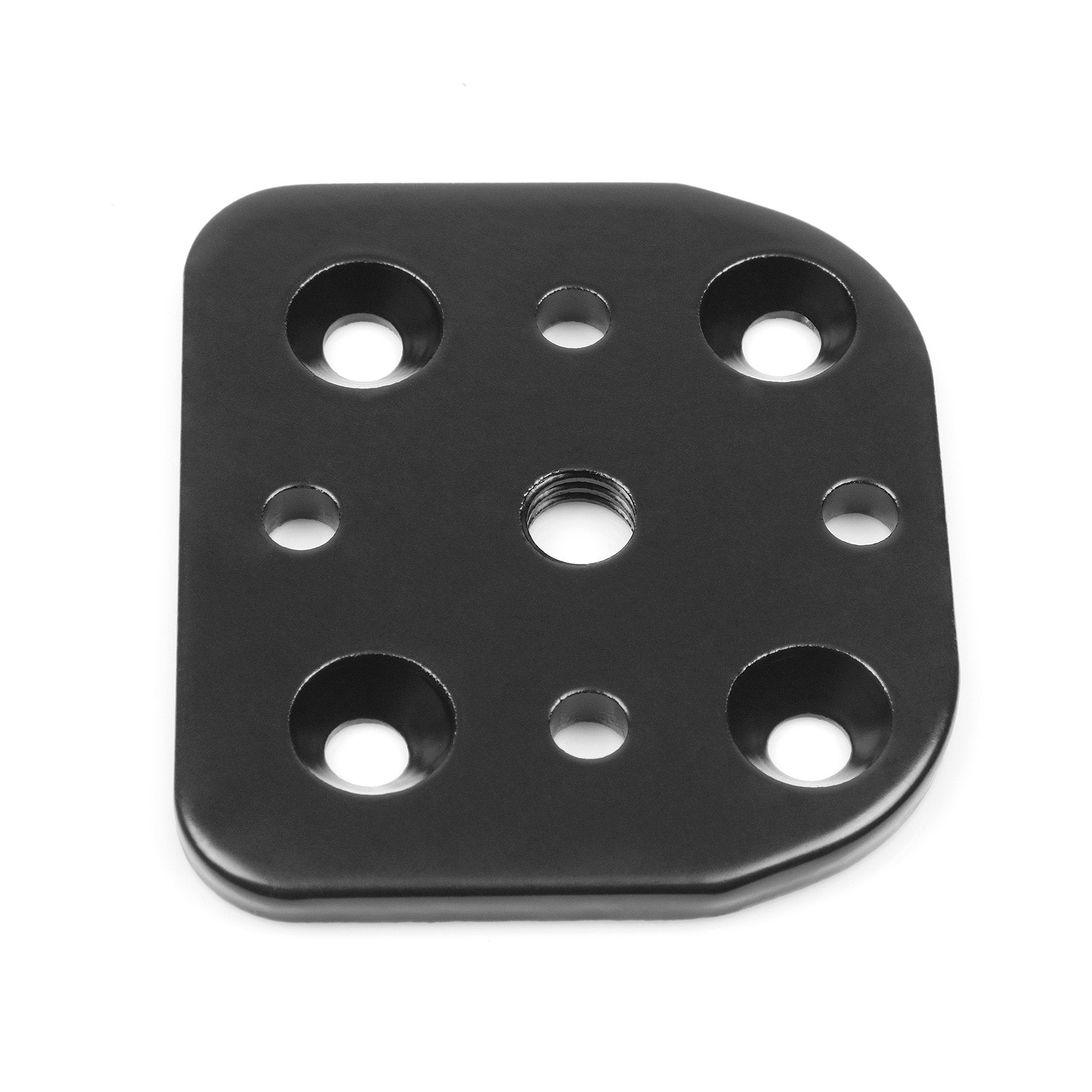 Placa metálica negra con múltiples agujeros. Tiene una esquina curva y está sobre fondo blanco.