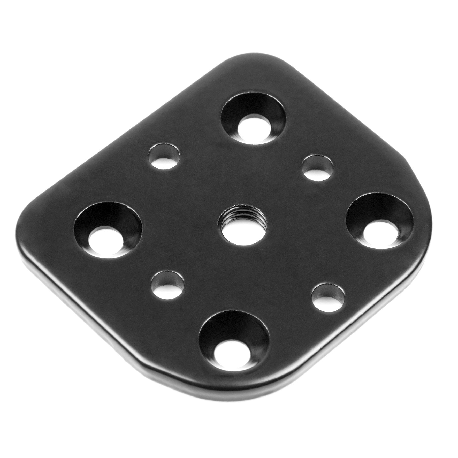 Placa de metal negro con múltiples agujeros de diferentes tamaños, sobre un fondo blanco.