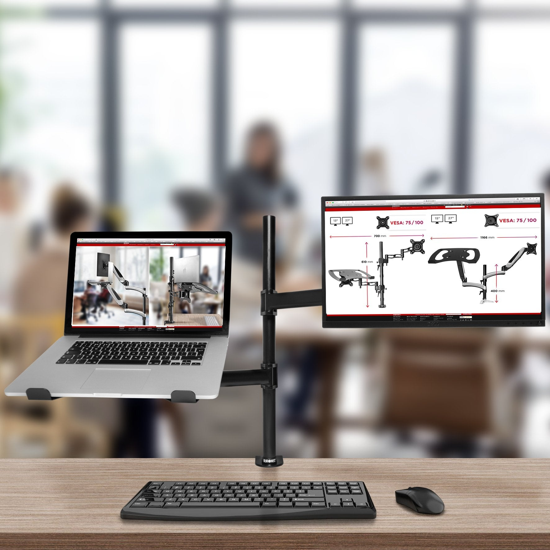 Una laptop y un monitor en un escritorio con teclado y ratón. El monitor muestra un diagrama. El fondo está borroso.
