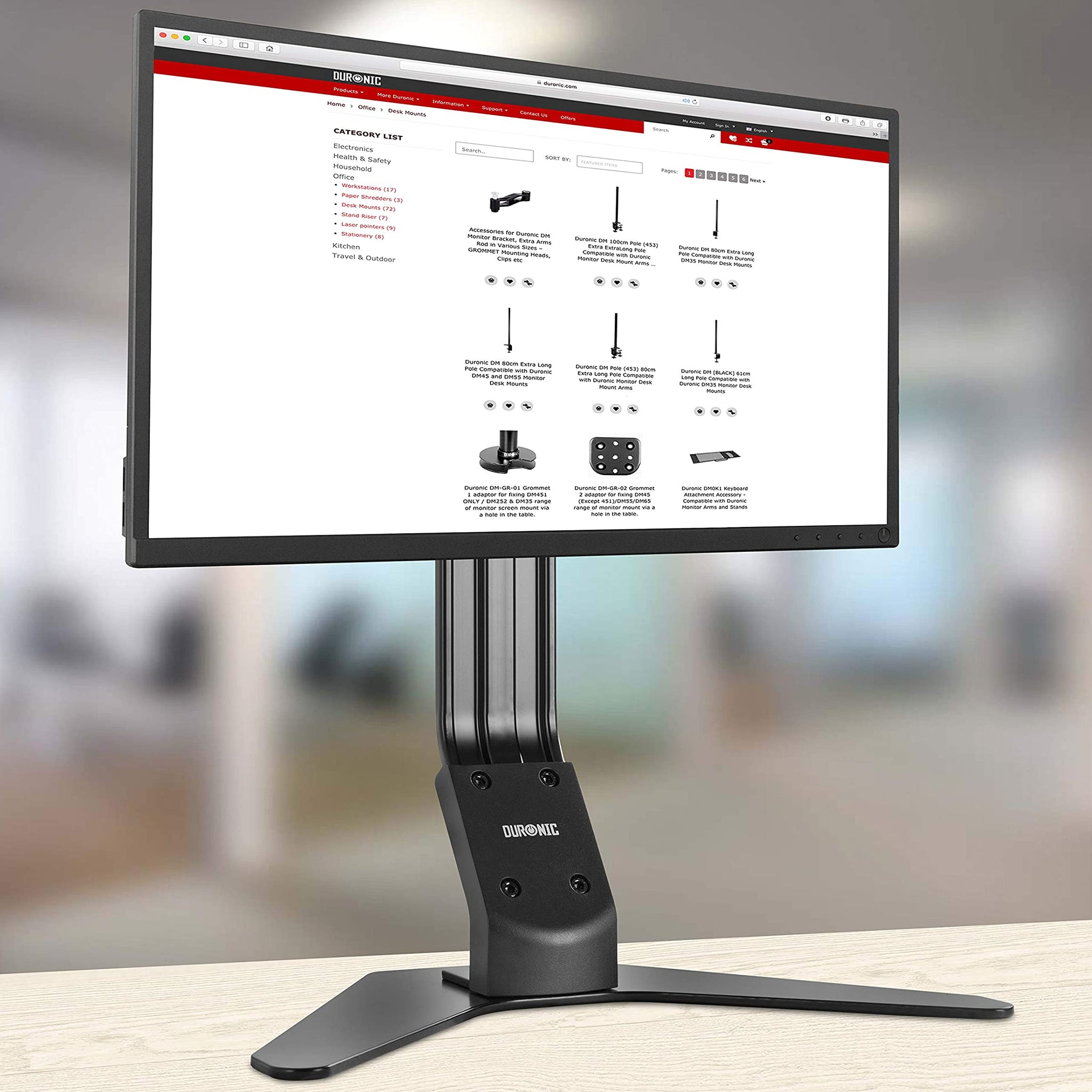 Monitor auf schwarzem Ständer, zeigt Website. Holztisch.