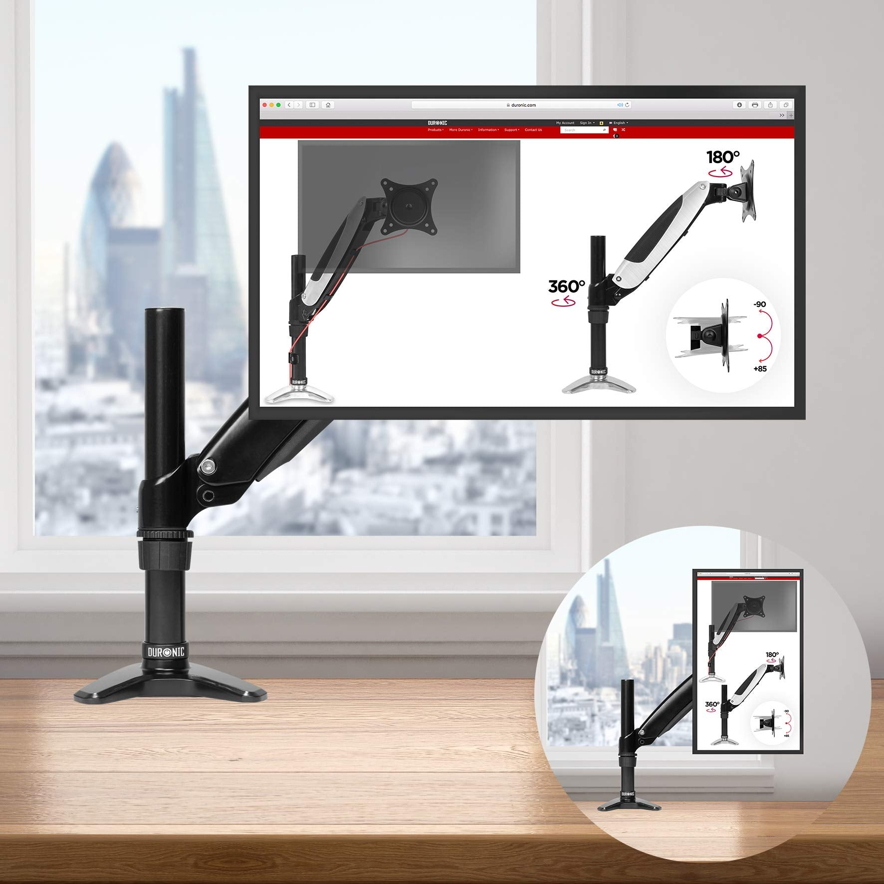 Schwarzer Monitorarm mit Bildschirm, der eine Website anzeigt, auf einem Holztisch. Hintergrund: Stadtgebäude.